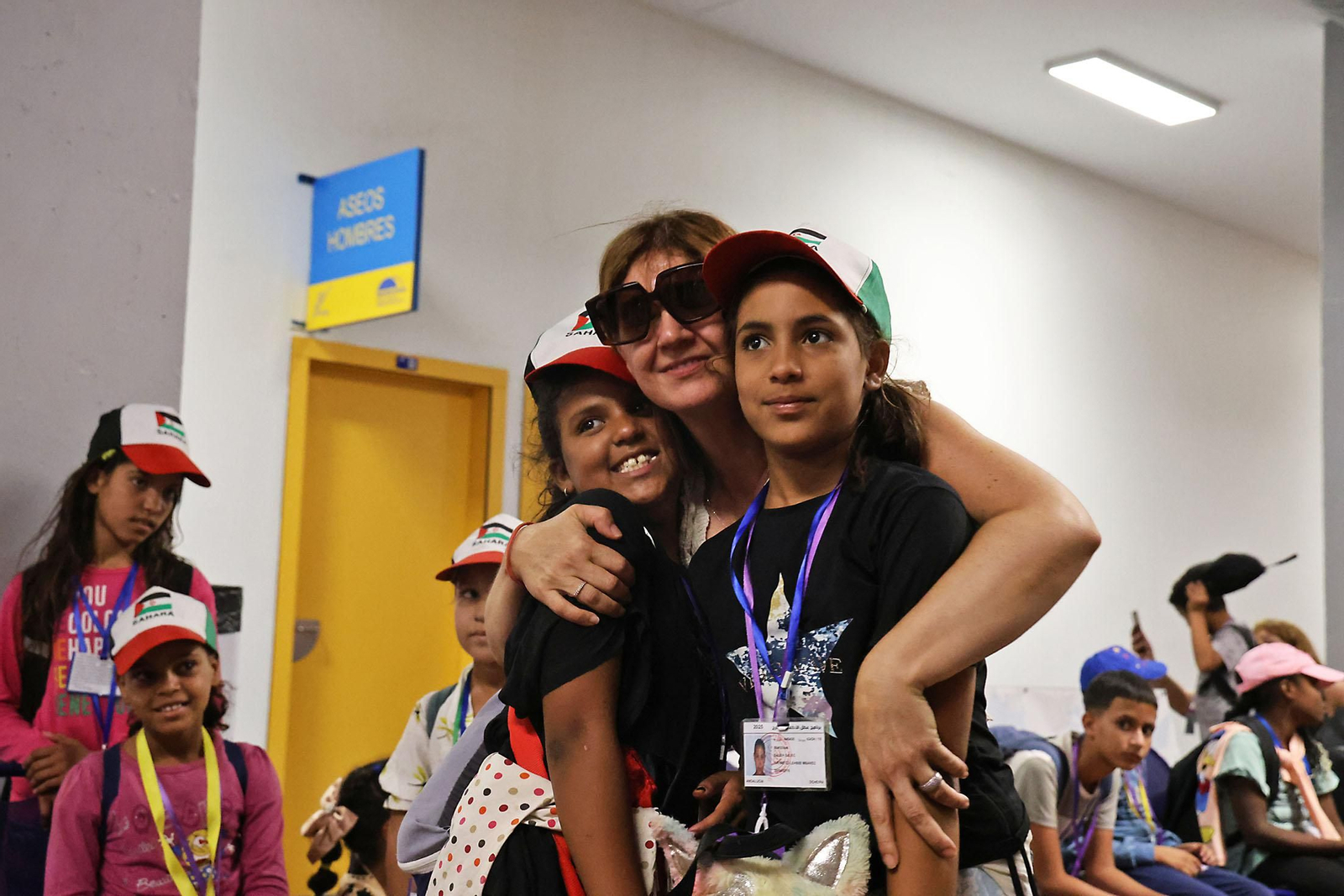Imágenes del recibimiento a los  niños procedentes de los campamentos saharauis que pasarán sus vacaciones en Huelva