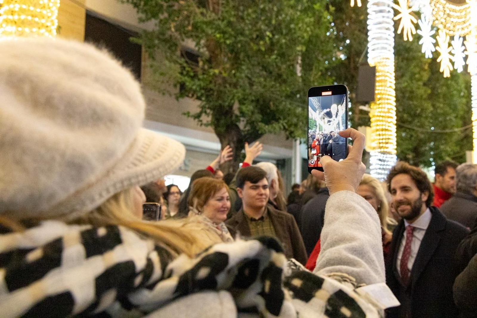 Jaén enciende su Navidad con sus habitantes echados a la calle