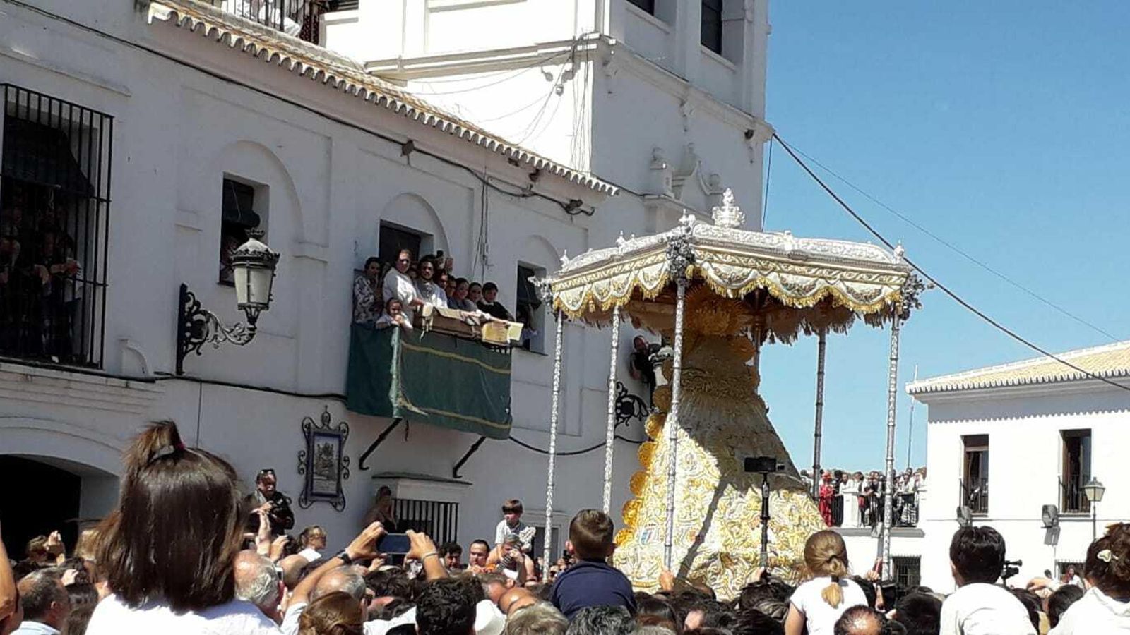 La Virgen del Rocío ante la Hermandad Matriz de Almonte