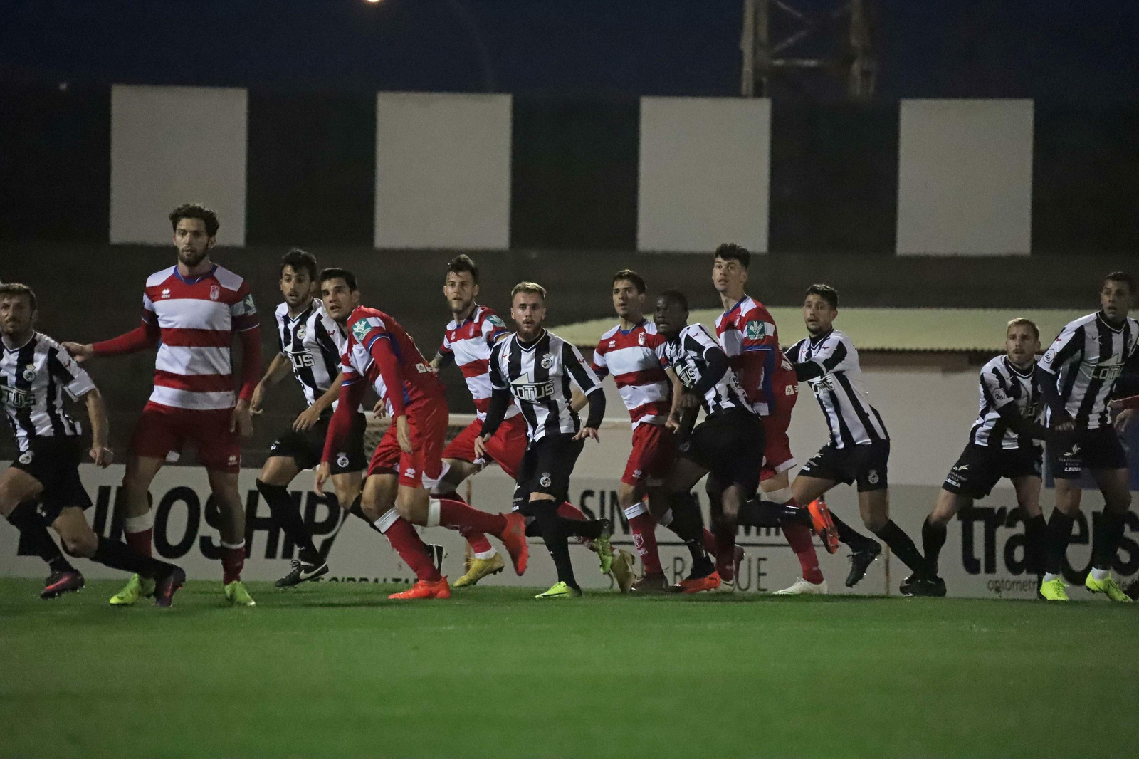 Jugadores de Balona y Recreativo de Granada, en el partido de la primera vuelta en La Línea