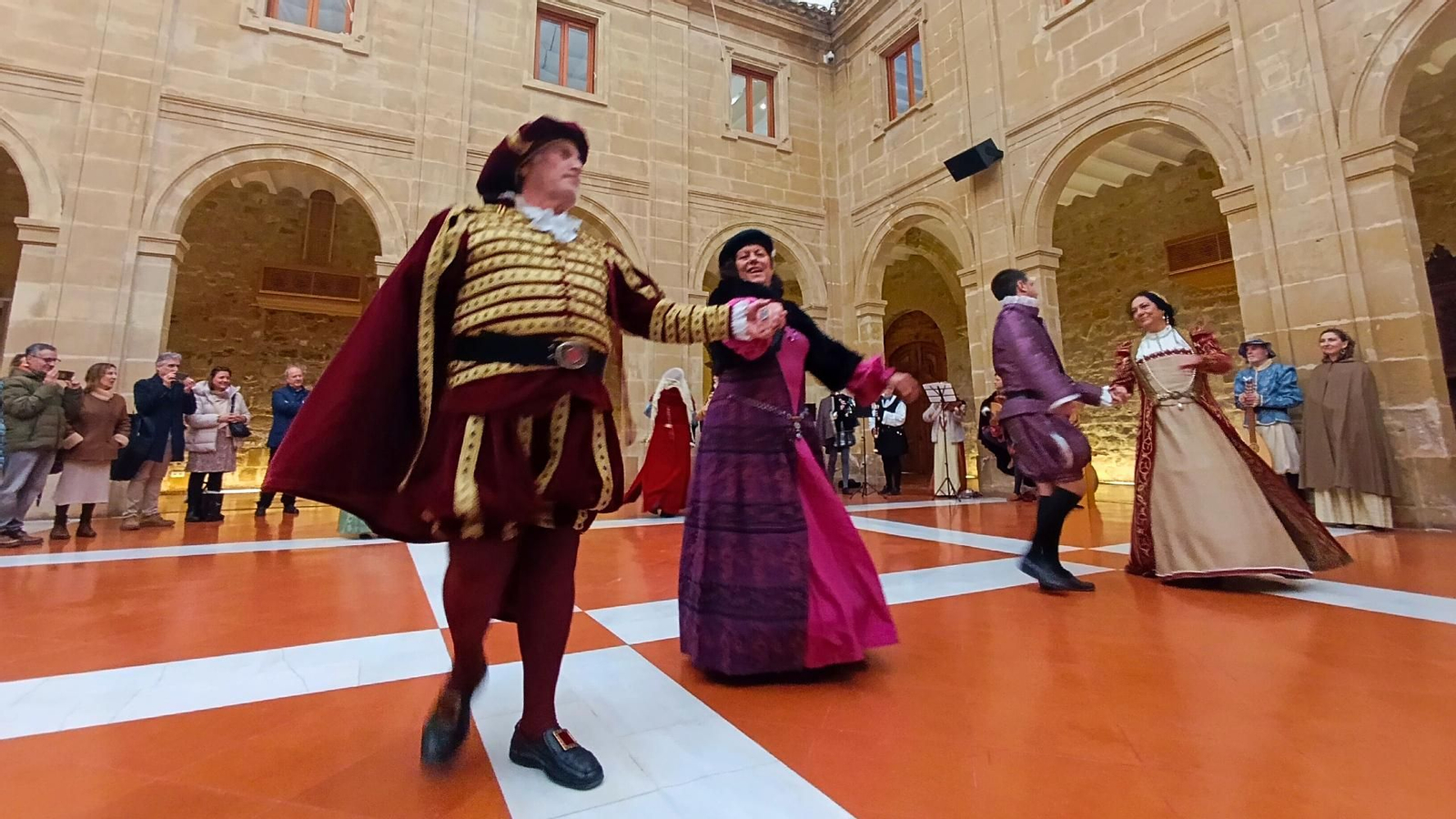 Baile de época en el claustro del antiguo Convento de San Francisco.