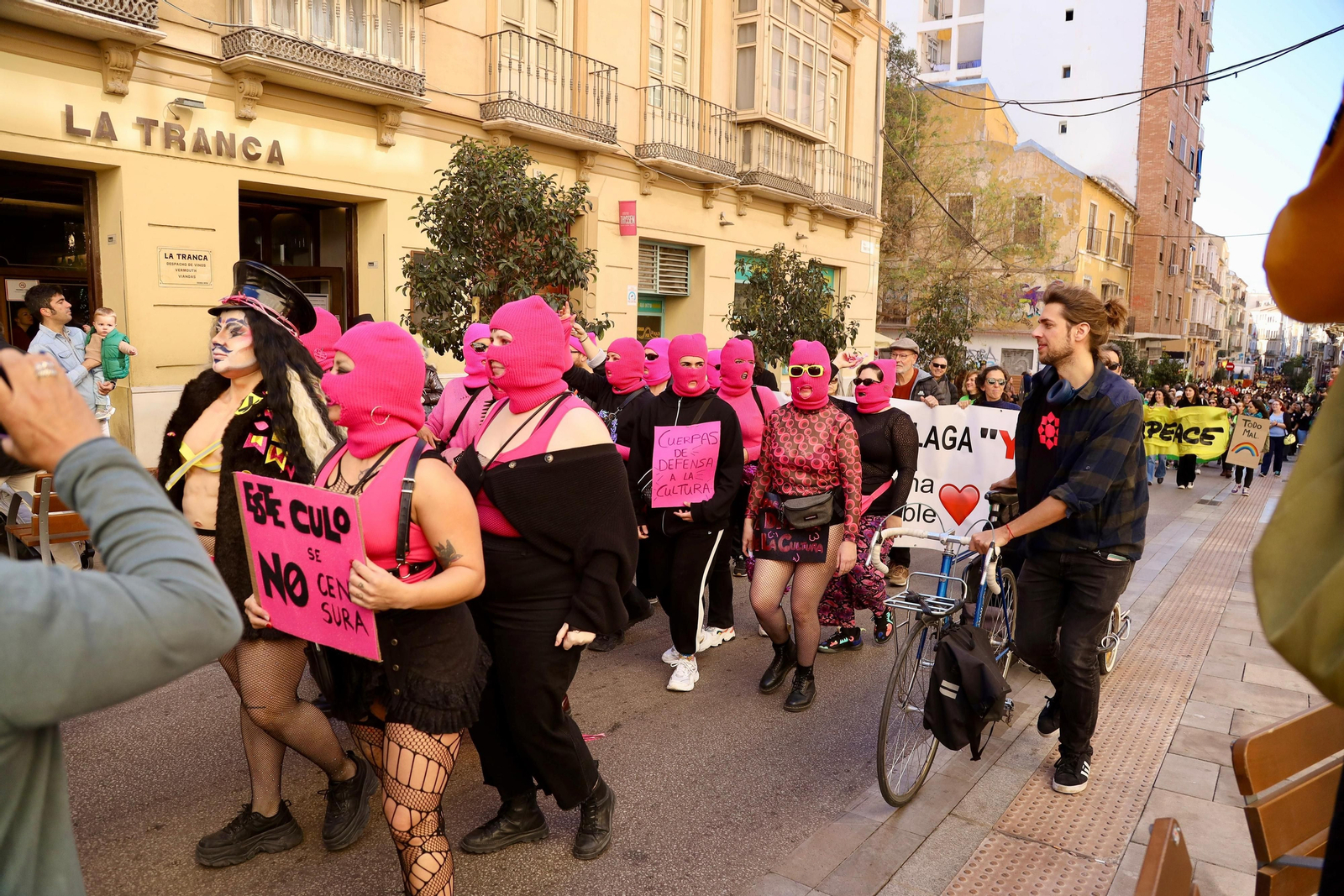 Cientos de personas salen a las calles de Málaga en apoyo a La Invisible, en fotos