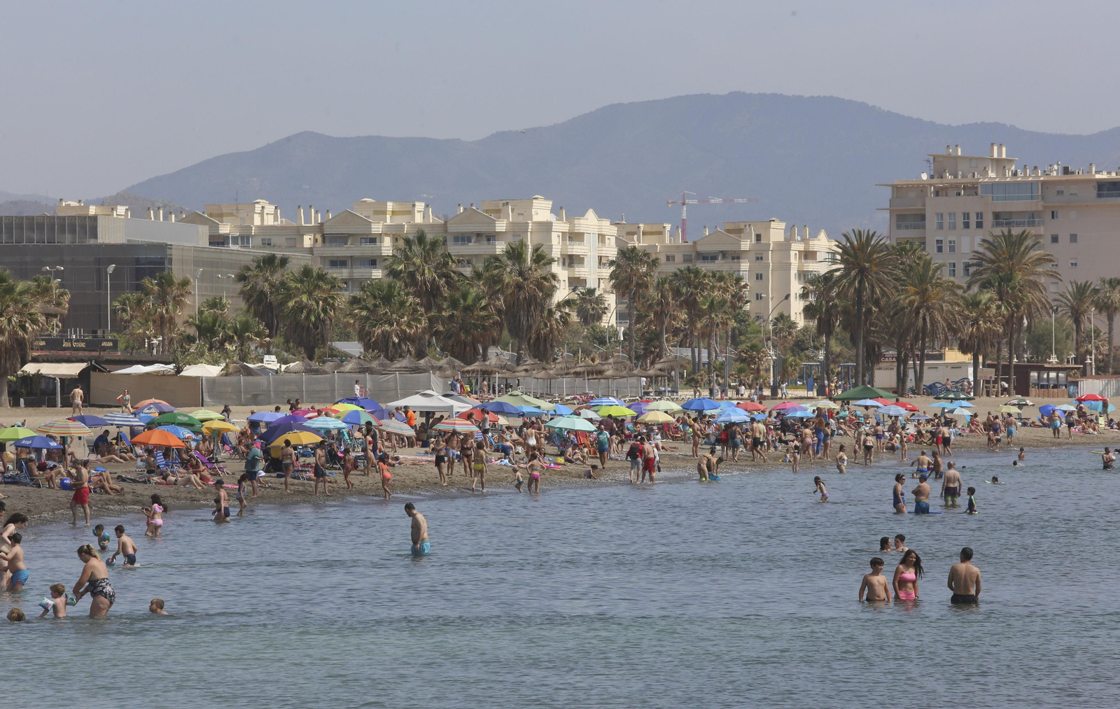 Un domingo de playa en Málaga, en fotos.