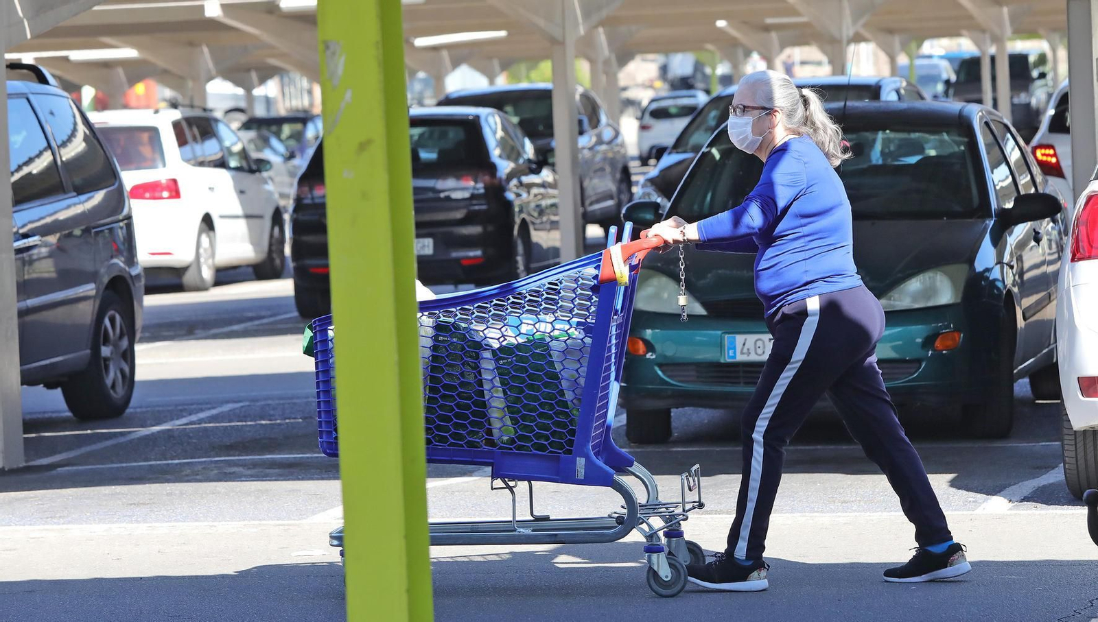 Normalidad en los bares y los centros comerciales en el último día del puente de Todos los Santos.