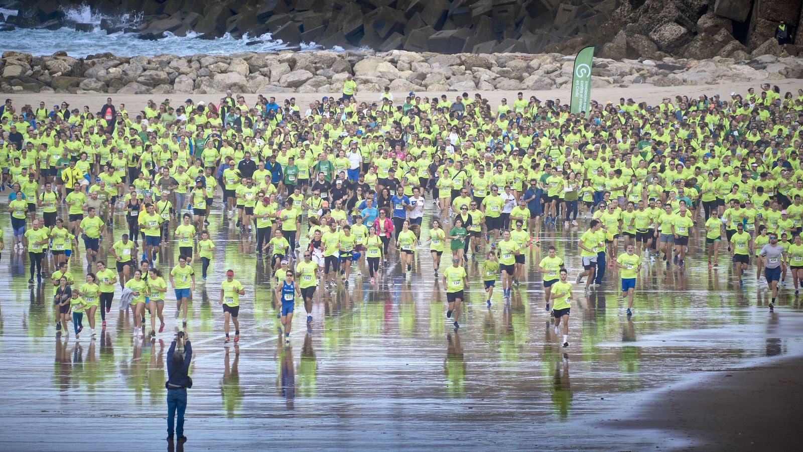 Imagen de archivo de una Carrera contra el Cáncer en la playa de Cádiz.