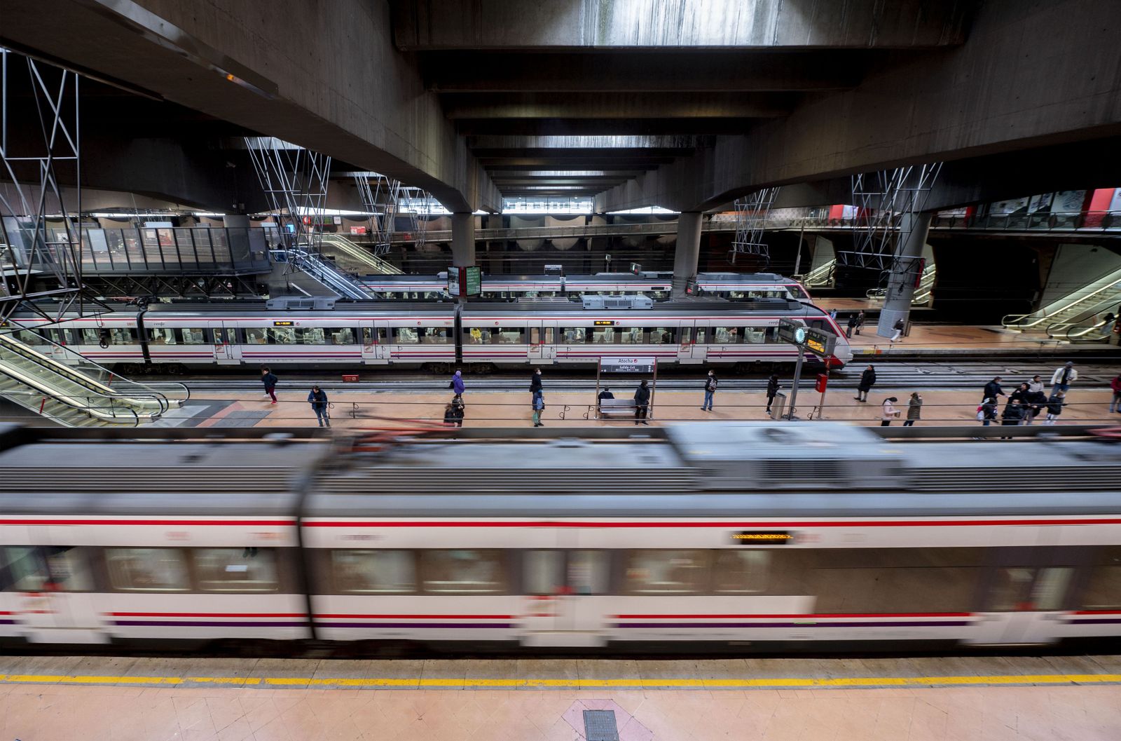 Imagen de archivo de un tren de Cercanías en la estación Puerta de Atocha.
