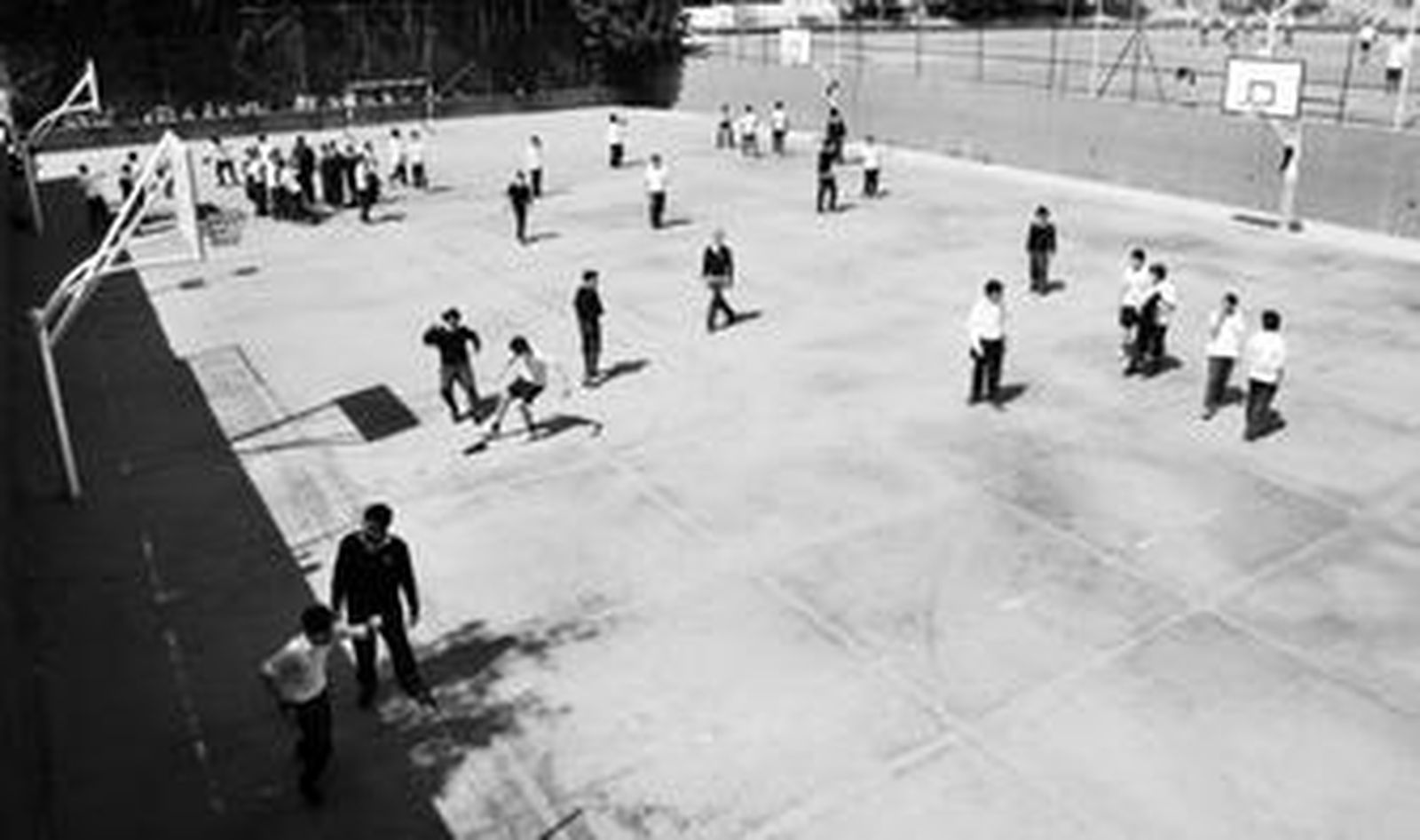 Uno de los patios de deportes del colegio El Romeral.