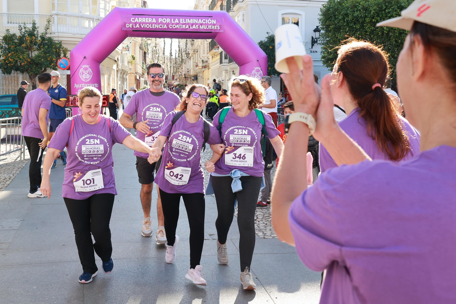Todas las imágenes de la carrera contra la violencia de género en Cádiz