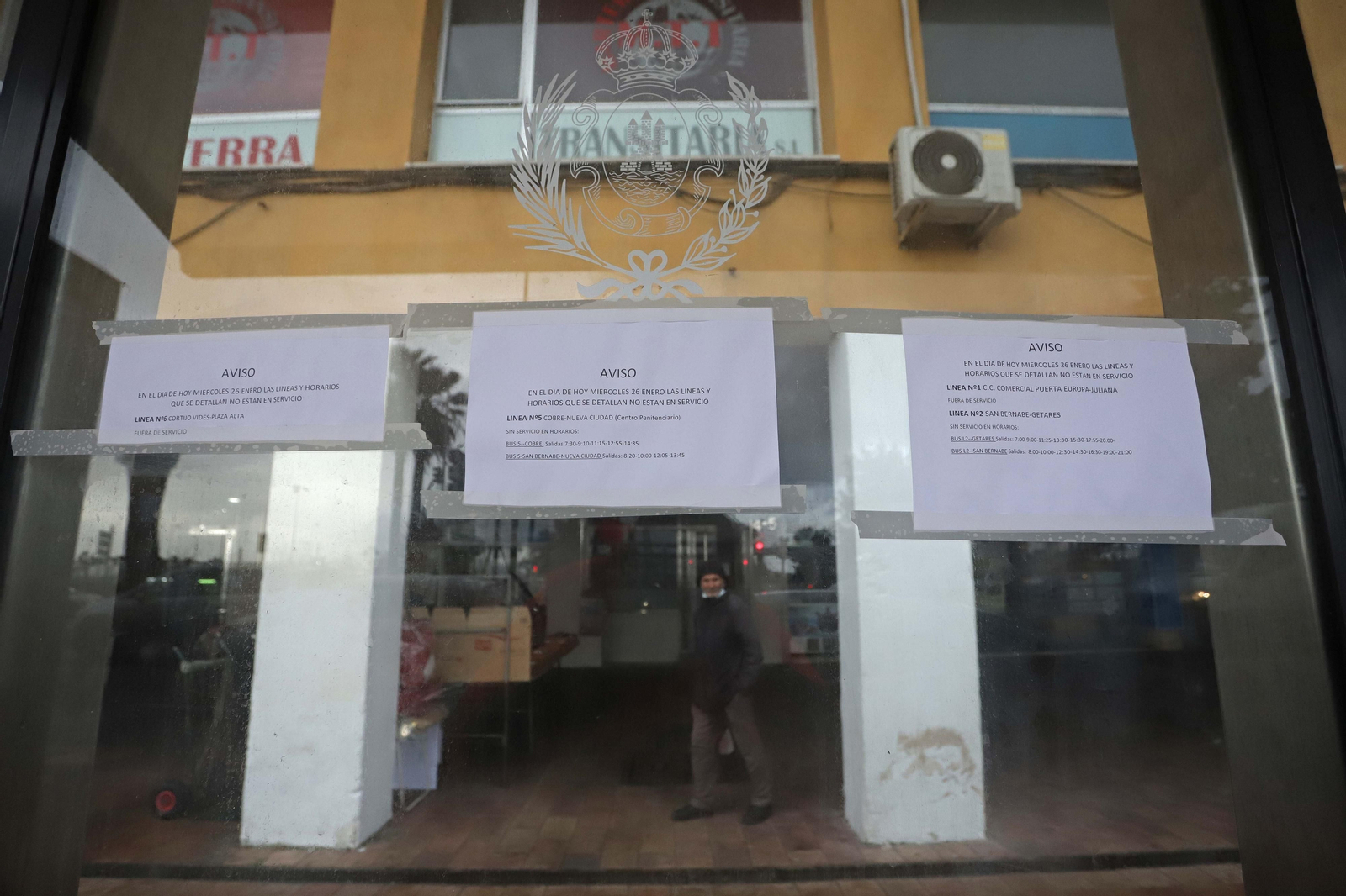 Carteles informando de la suspensión en una parada de Algeciras