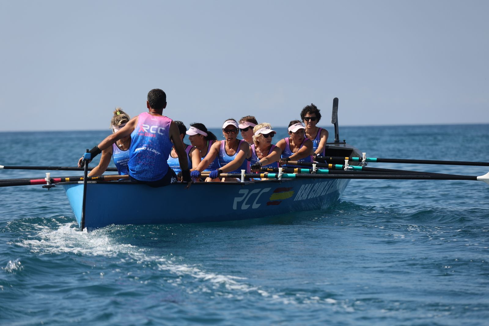 Más de 100 mujeres supervivientes de cáncer participan este sábado en una Regata Nacional en Málaga