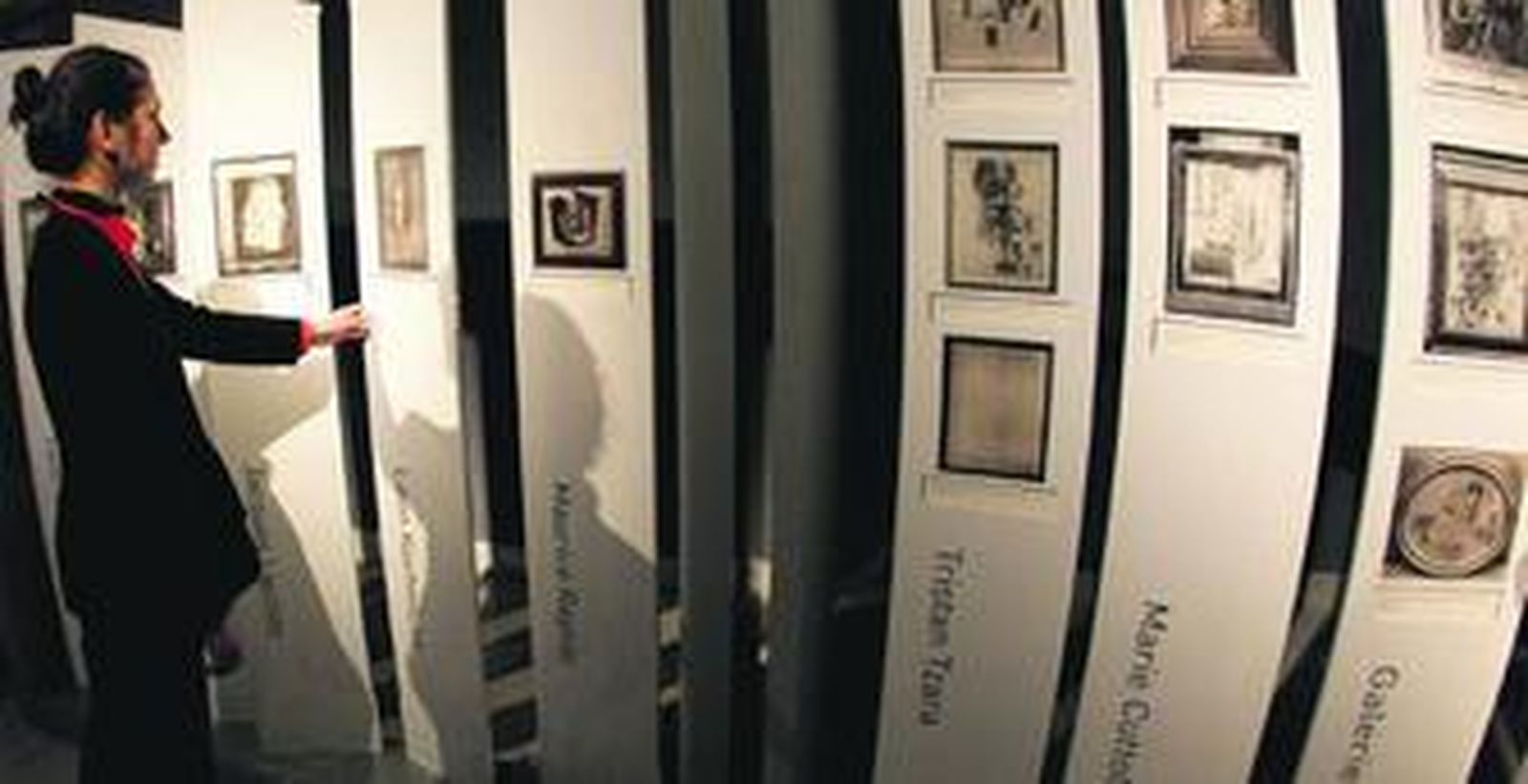 Una visitante contemplaba ayer la muestra 'Picasso 1936', con fotografías, documentos y grabaciones que recuerdan la histórica exposición.