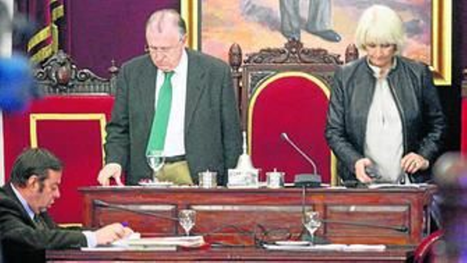 José Blas Fernández relevó en el Pleno a Teófila Martínez, que se marchó para la visita de la ministra Ana Pastor.