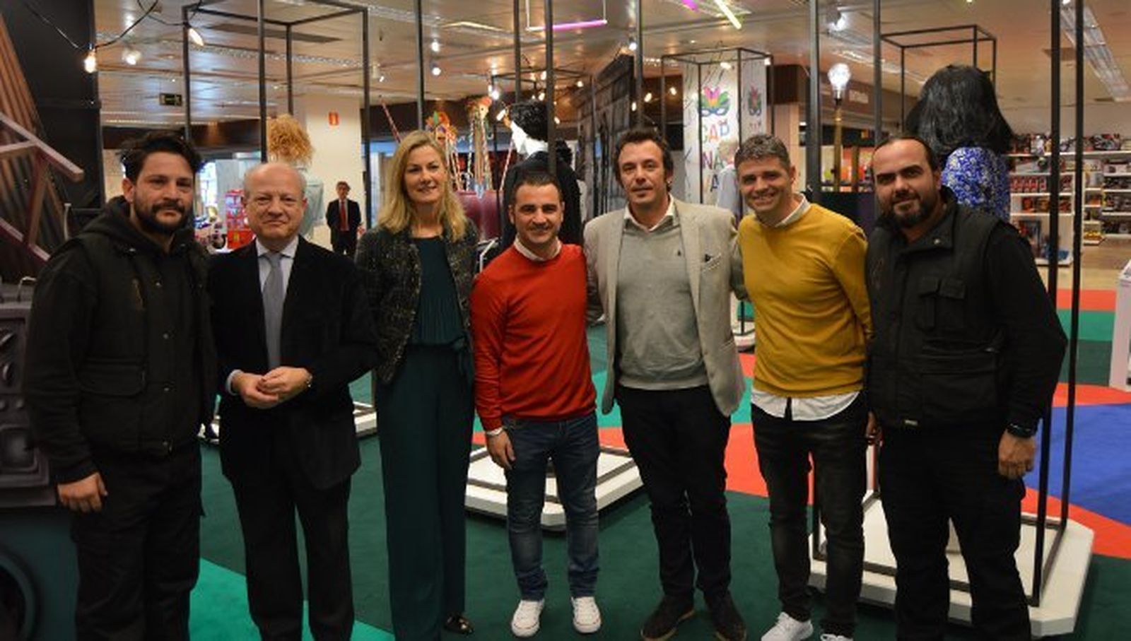 Queco Trinidad, José María Gonzalo Gamir, Isabel Mora, Israel Peña, el alcalde José María González, Mario Chaves y Rafael Aragón, durante la inauguración de la exposición carnavalesca 'La chirigota' en El Corte Inglés.