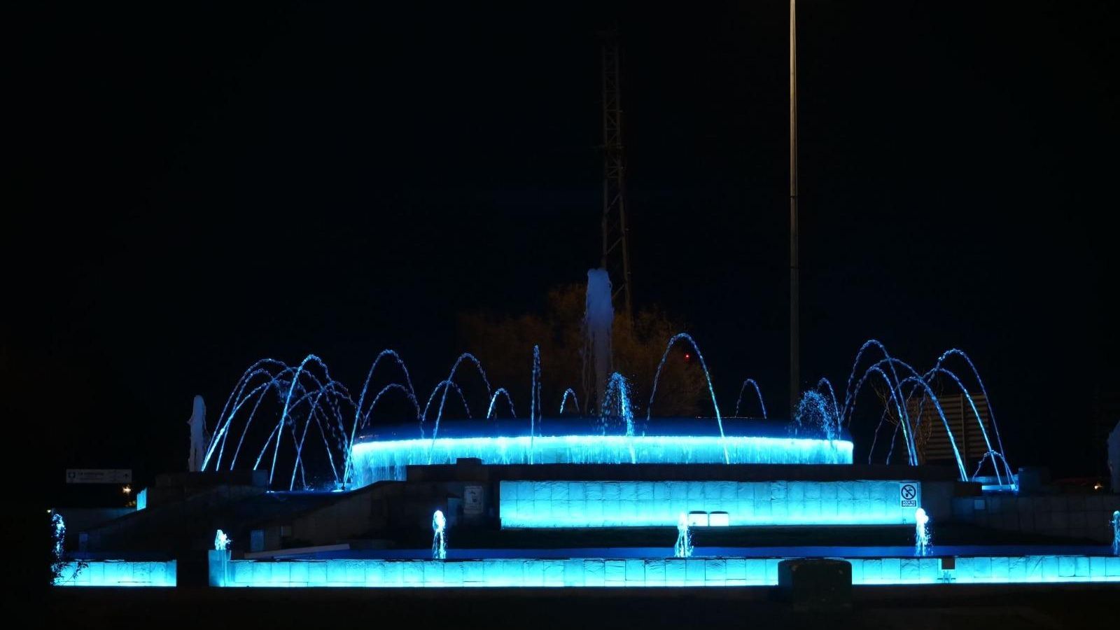 La fuente, con su nuevo aspecto nocturno.