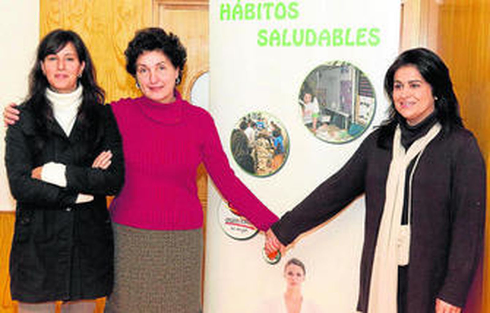 La vicerrectora de Participación, en el centro, junto a Fátima Rodríguez y Eva María Villegas Pérez.