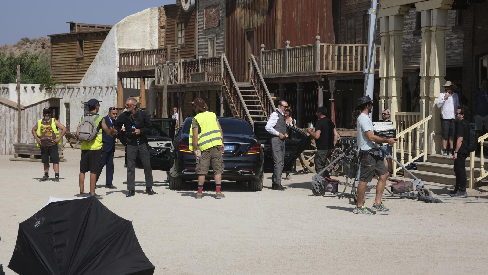 Llegada de los actores Vincent Cassel (izquierda) y Chazz Palminteri (derecha) al salón del poblado.