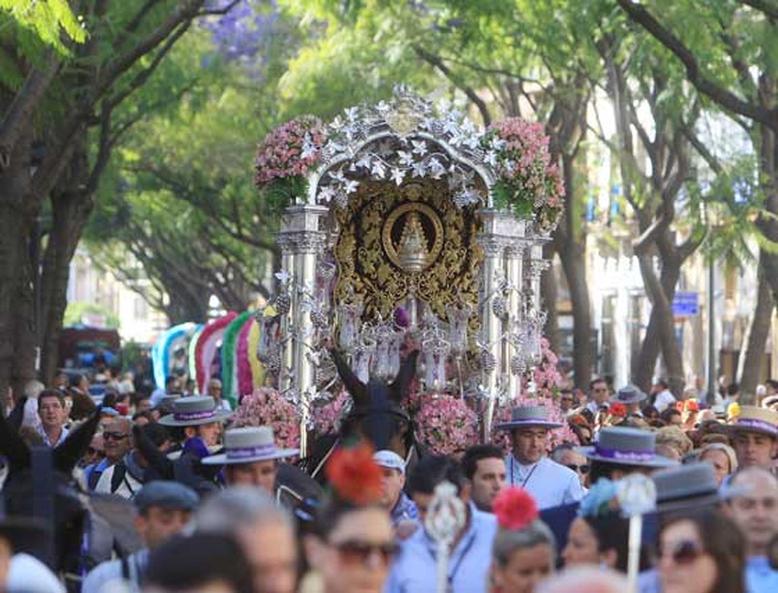 La hermandad rociera, tras asistir a la misa de romeros en Santo Domingo, coloca el Simpecado de Jerez en la carreta e inicia el camino hacia la aldea de El Rocío

Foto: Juan Carlos Toro