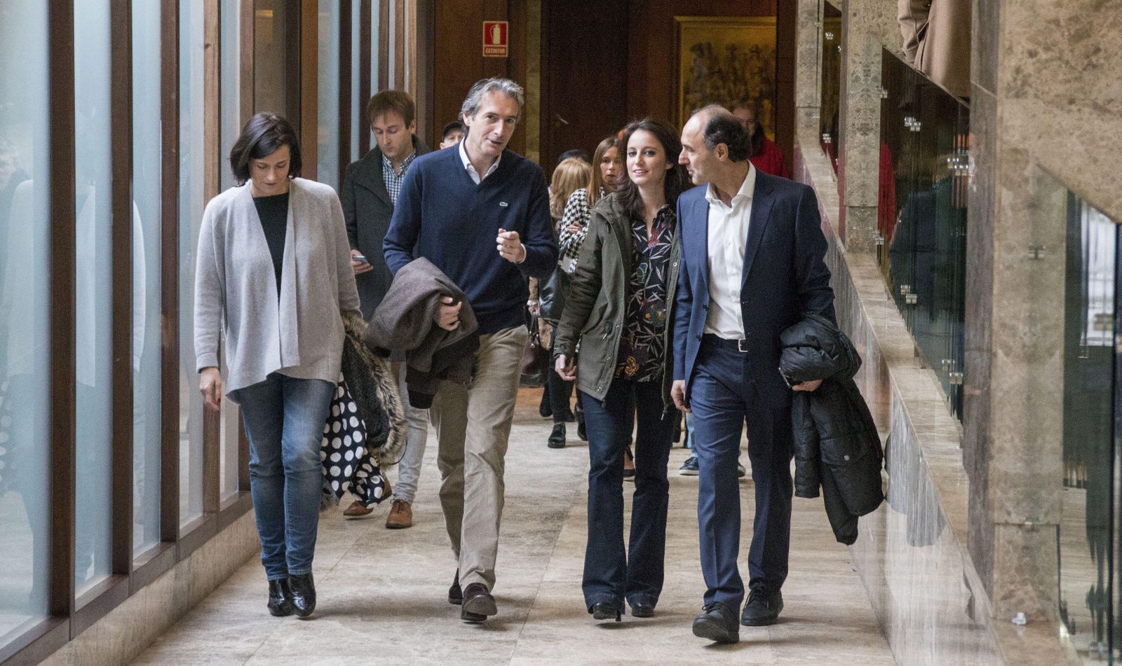Gema Igual, alcaldesa de Santander; Íñigo de la Serna, Andrea Levy e Ignacio Diego, presidente del PP cántabro, antes del acto del partido.