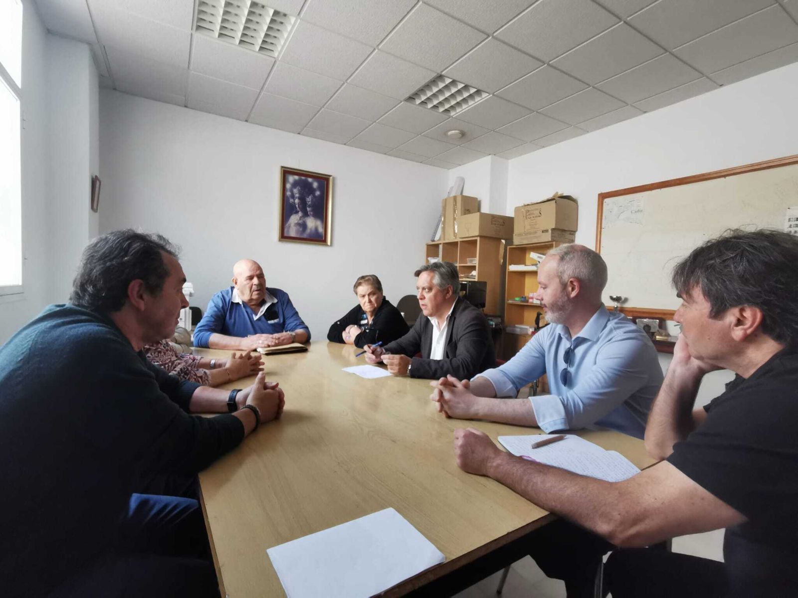 Una imagen de la reunión de Torres y Ortega con la representación vecinal de Trille.