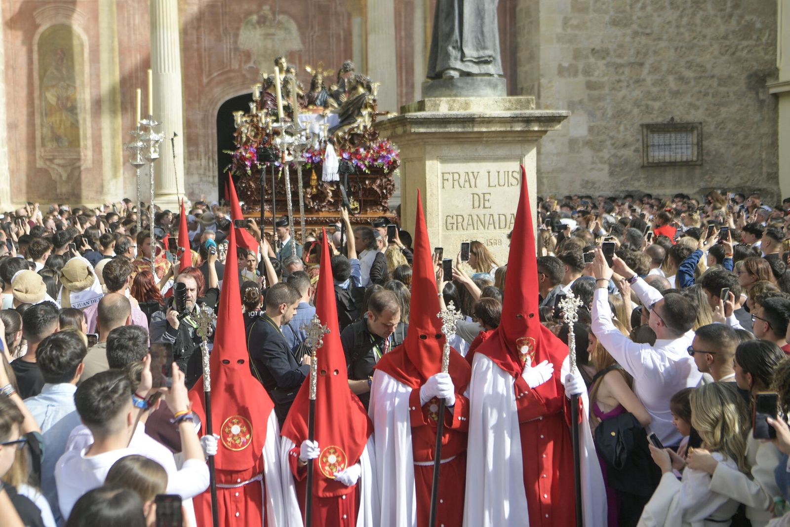 Así vivió Granada la salida de la Hermandad de la Santa Cena Sacramental 2025