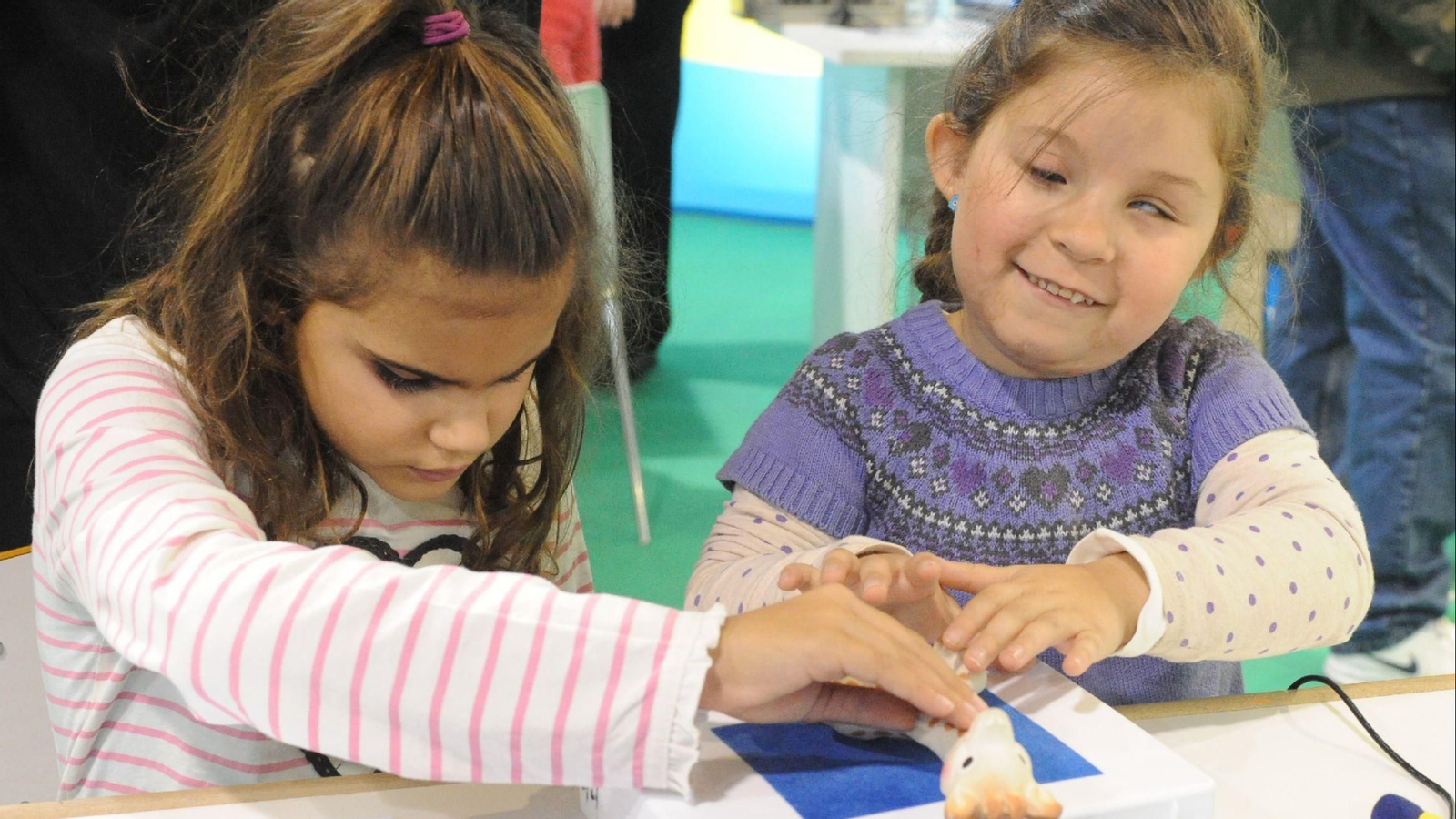 Dos alumnas en el aula