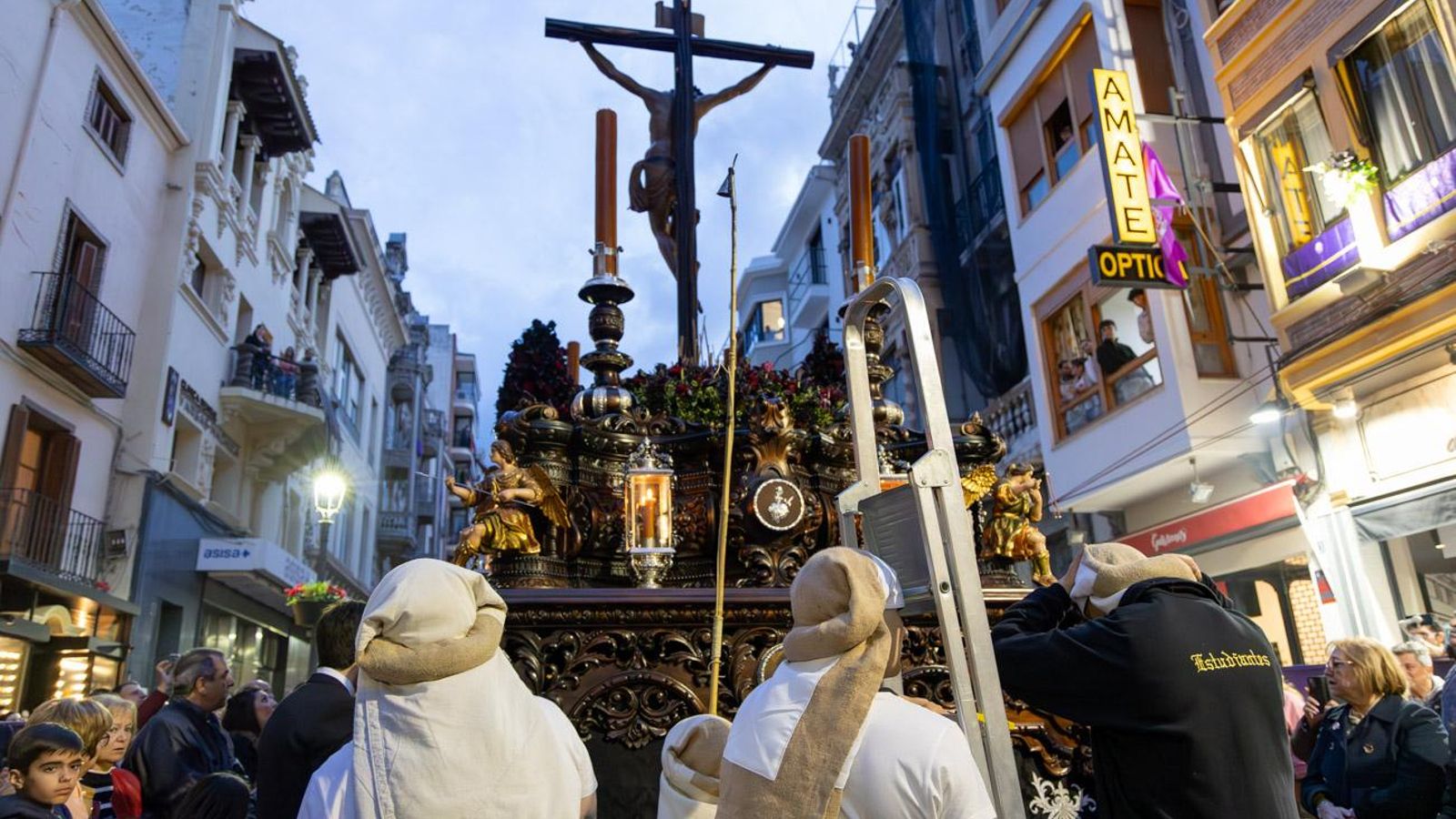 Los jiennenses se recrean con la cofradía de los Estudiantes un nuevo Lunes Santo