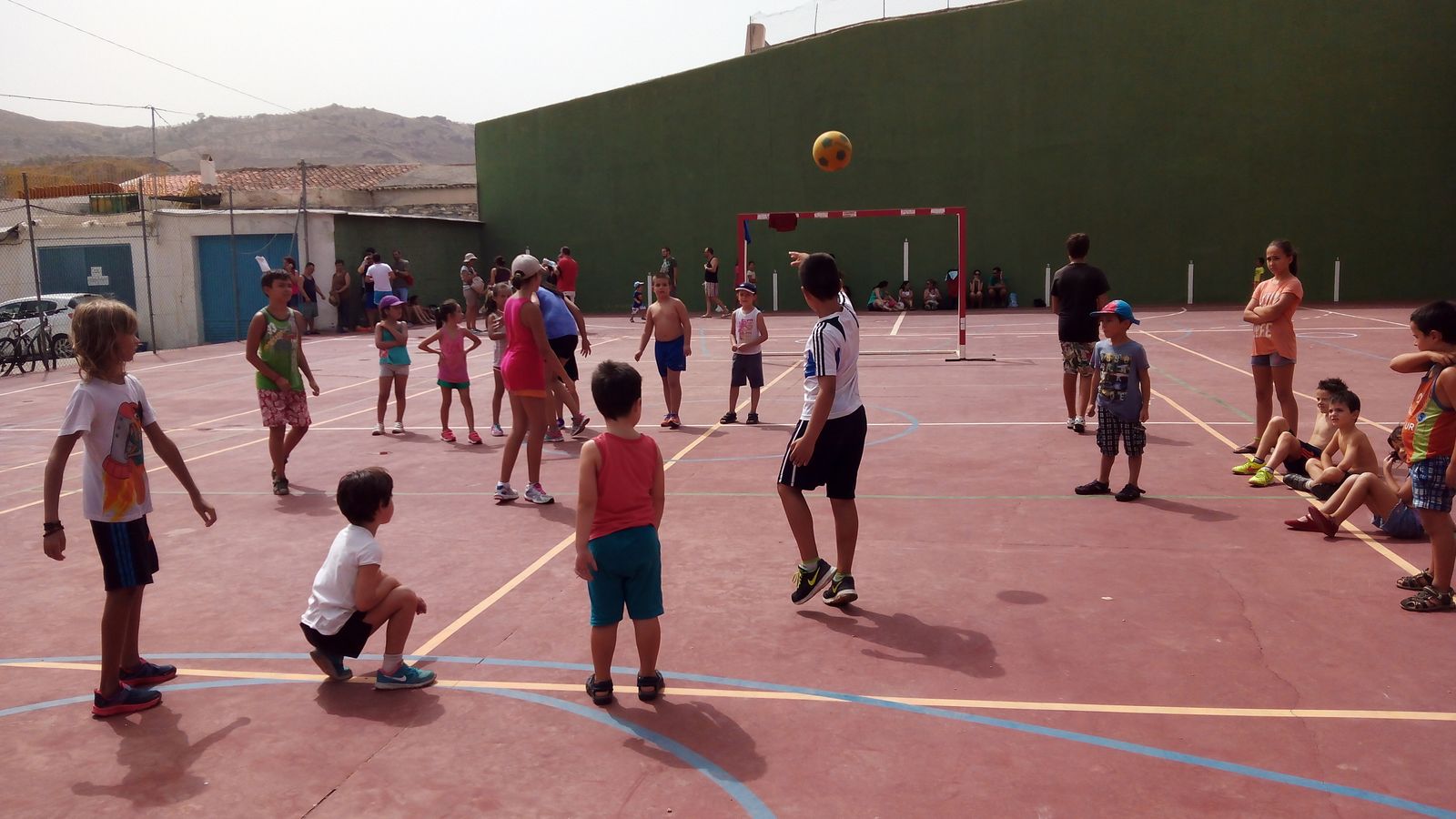 En las pistas deportivas se desarrollan multitud de deportes.