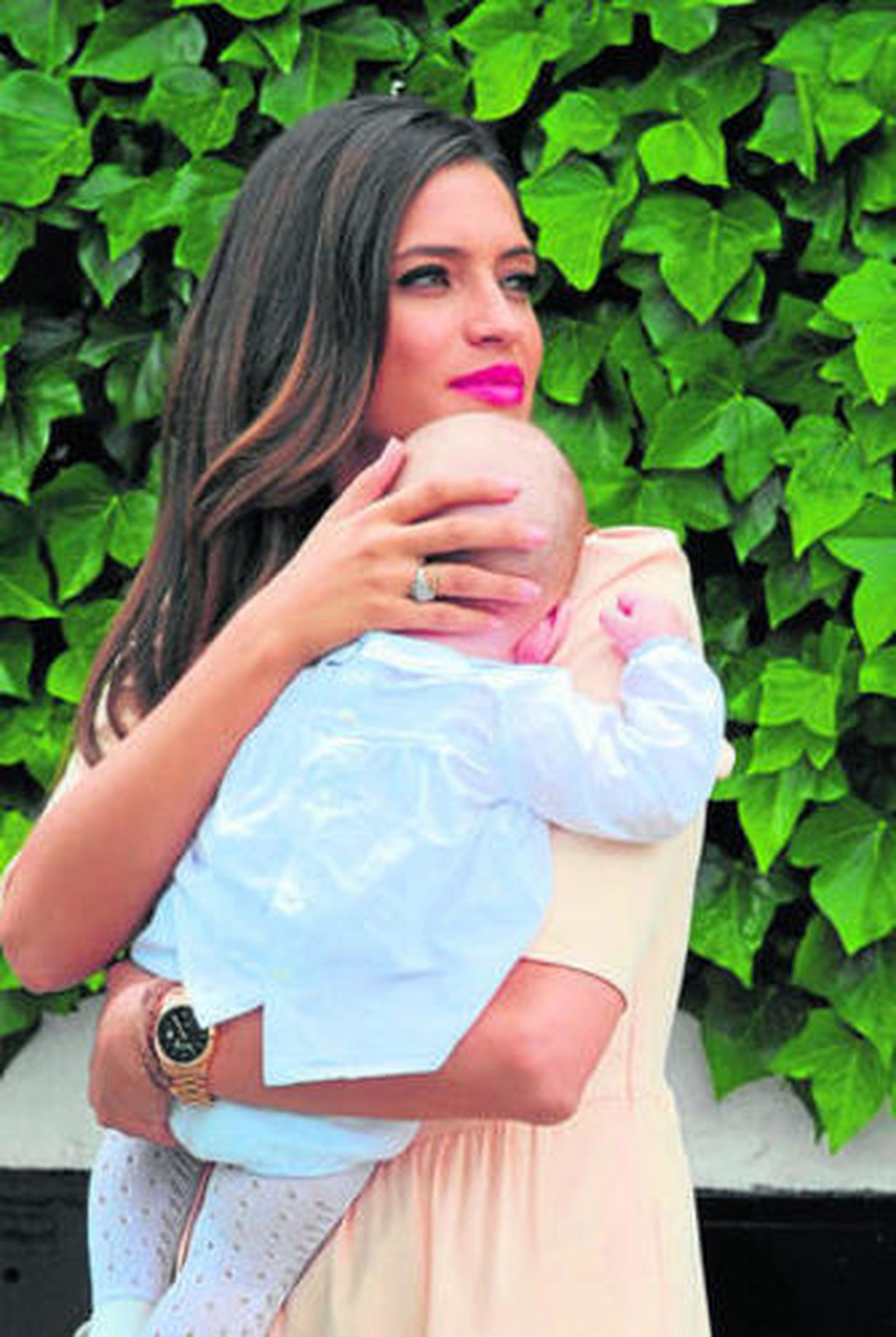 Leonor en brazos de su mamá, la princesa Magdalena de Suecia.