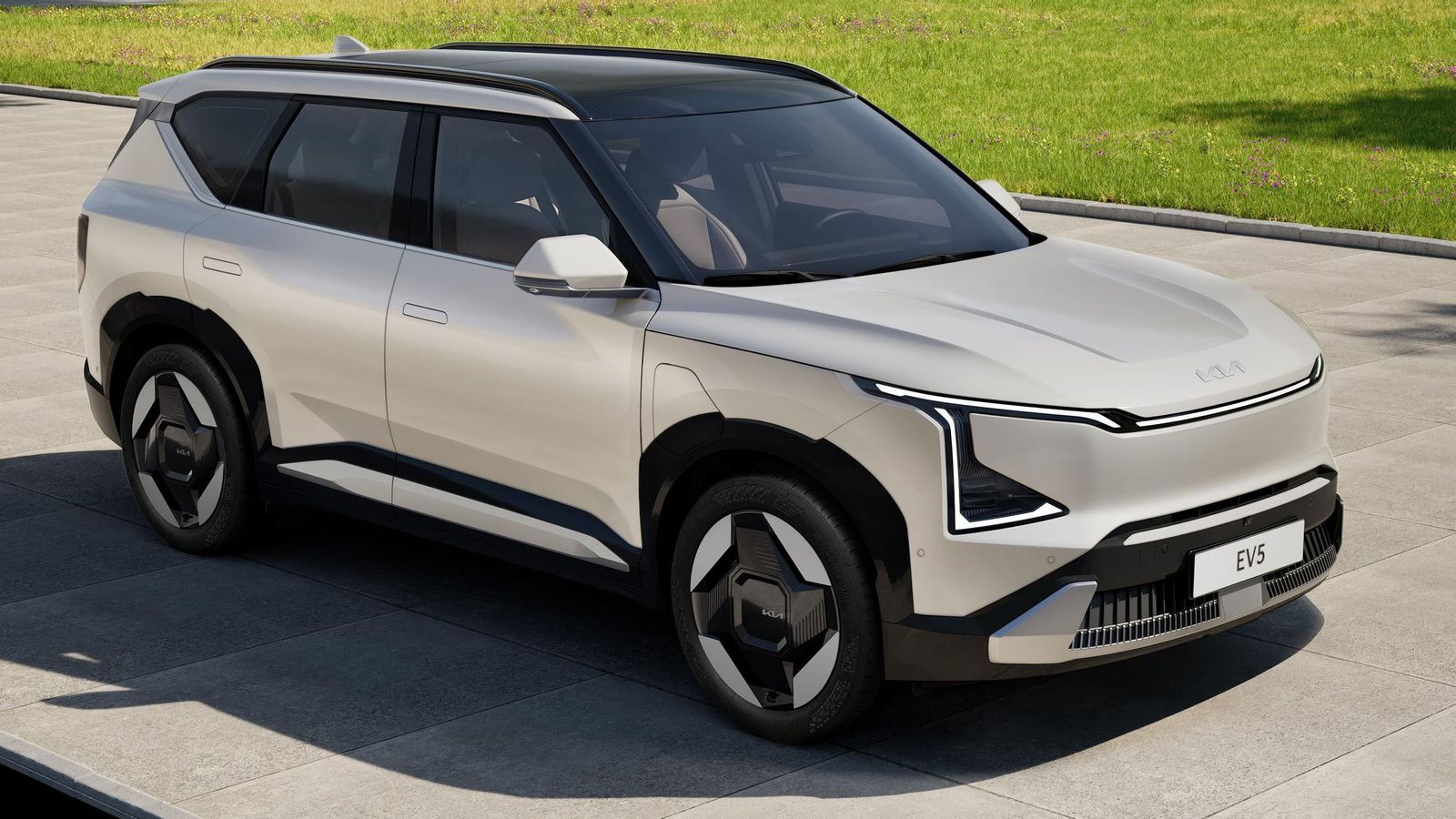 El acabado base, fundamentalmente por la diferencia de ruedas y peso, es el que permite al EV5 la mayor autonomía con su batería.