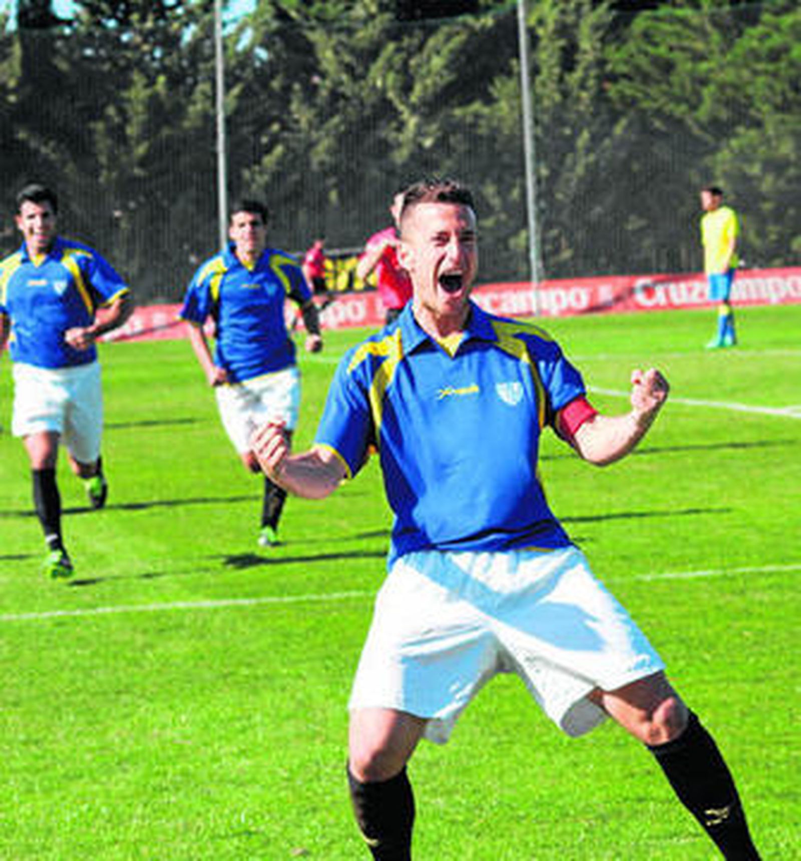 Un pletórico Narváez celebra su tanto mientras dos compañeros corren hacia él para felicitarle.