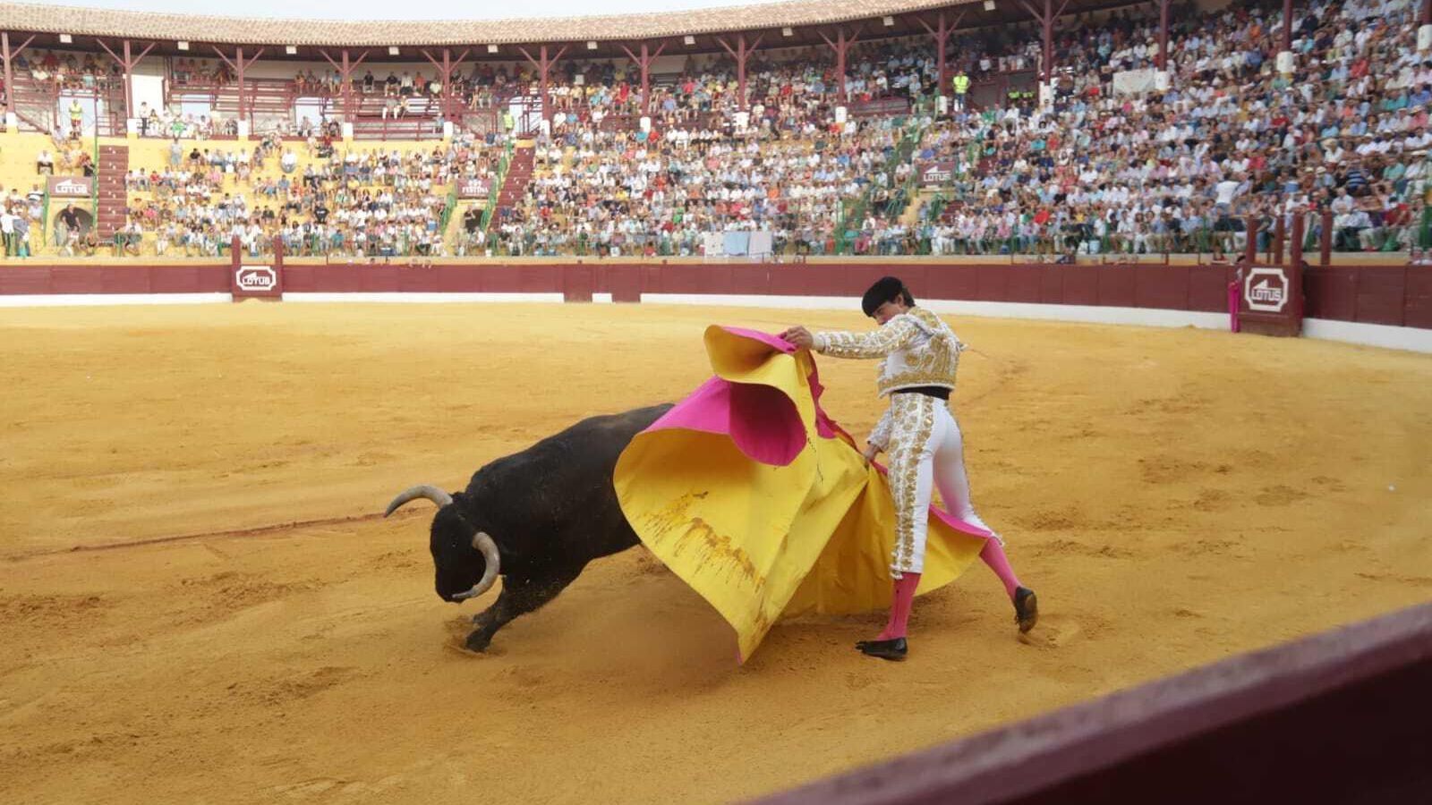 Un lance de Roca Rey en la plaza de La Línea.