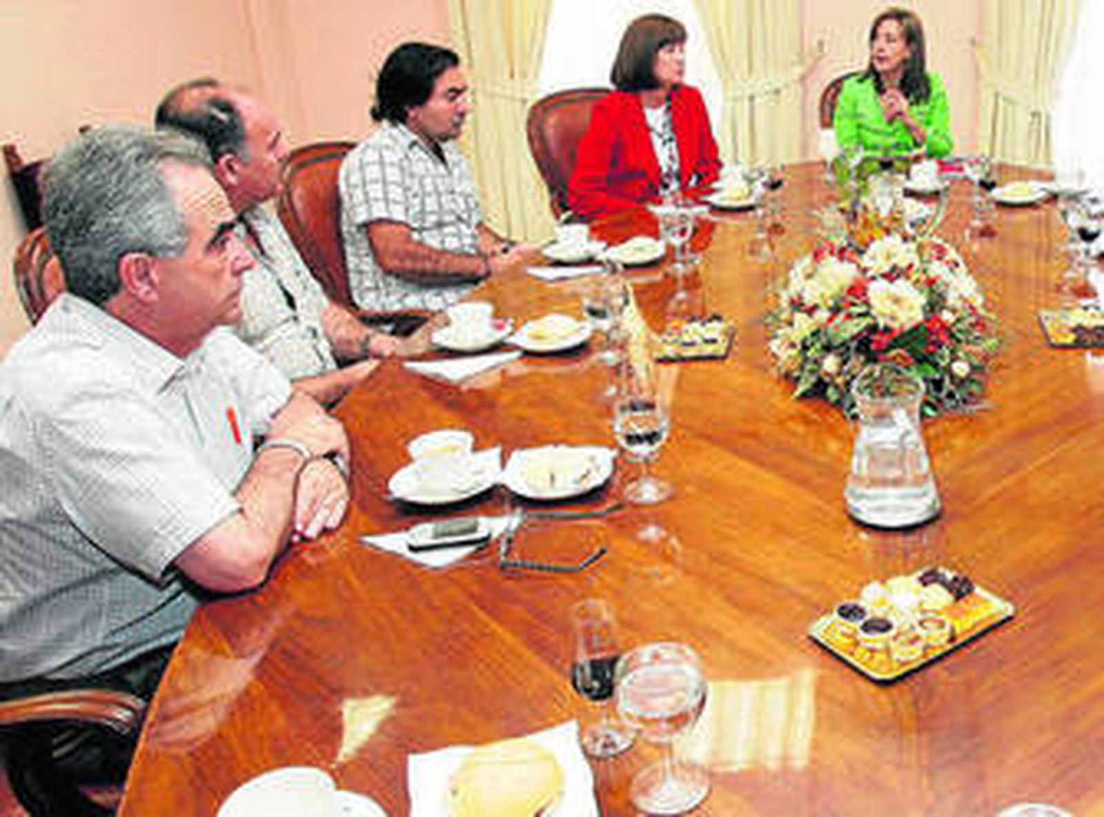 La alcaldesa y la delegada de Medio Rural, reunidas con alcaldes pedáneos el pasado julio.