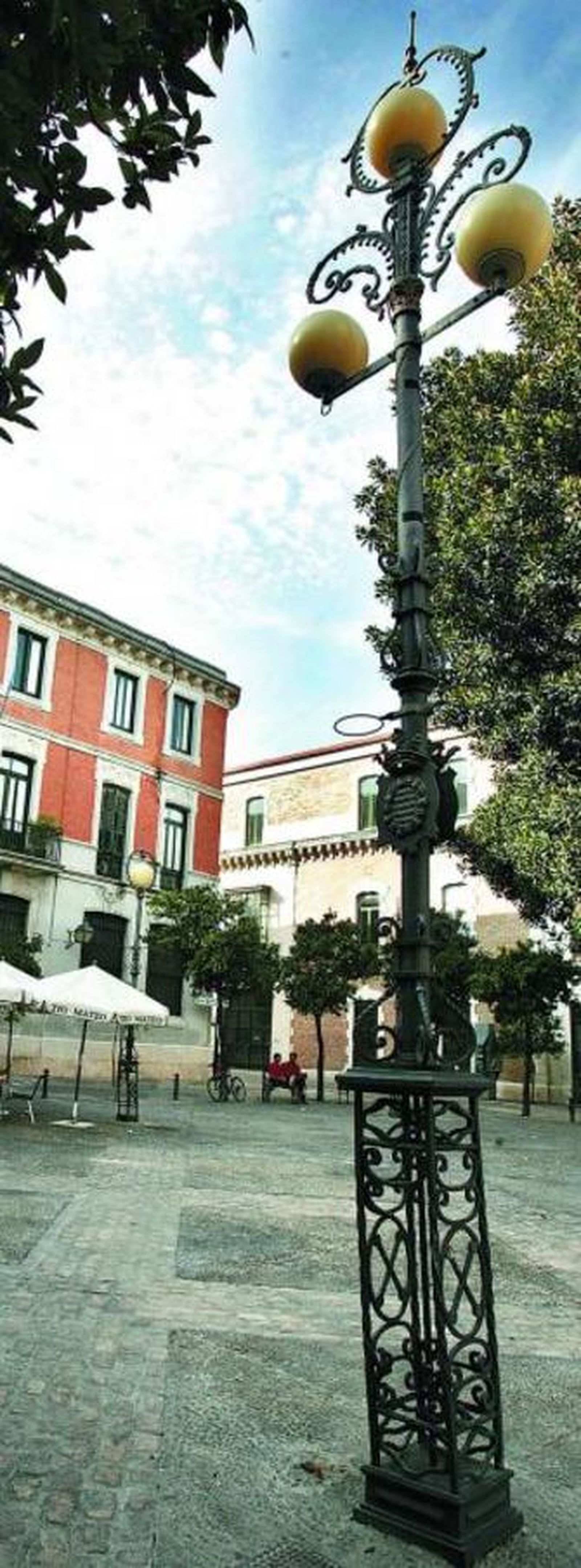 Una farola torcida tras recibir el impacto de un vehículo.