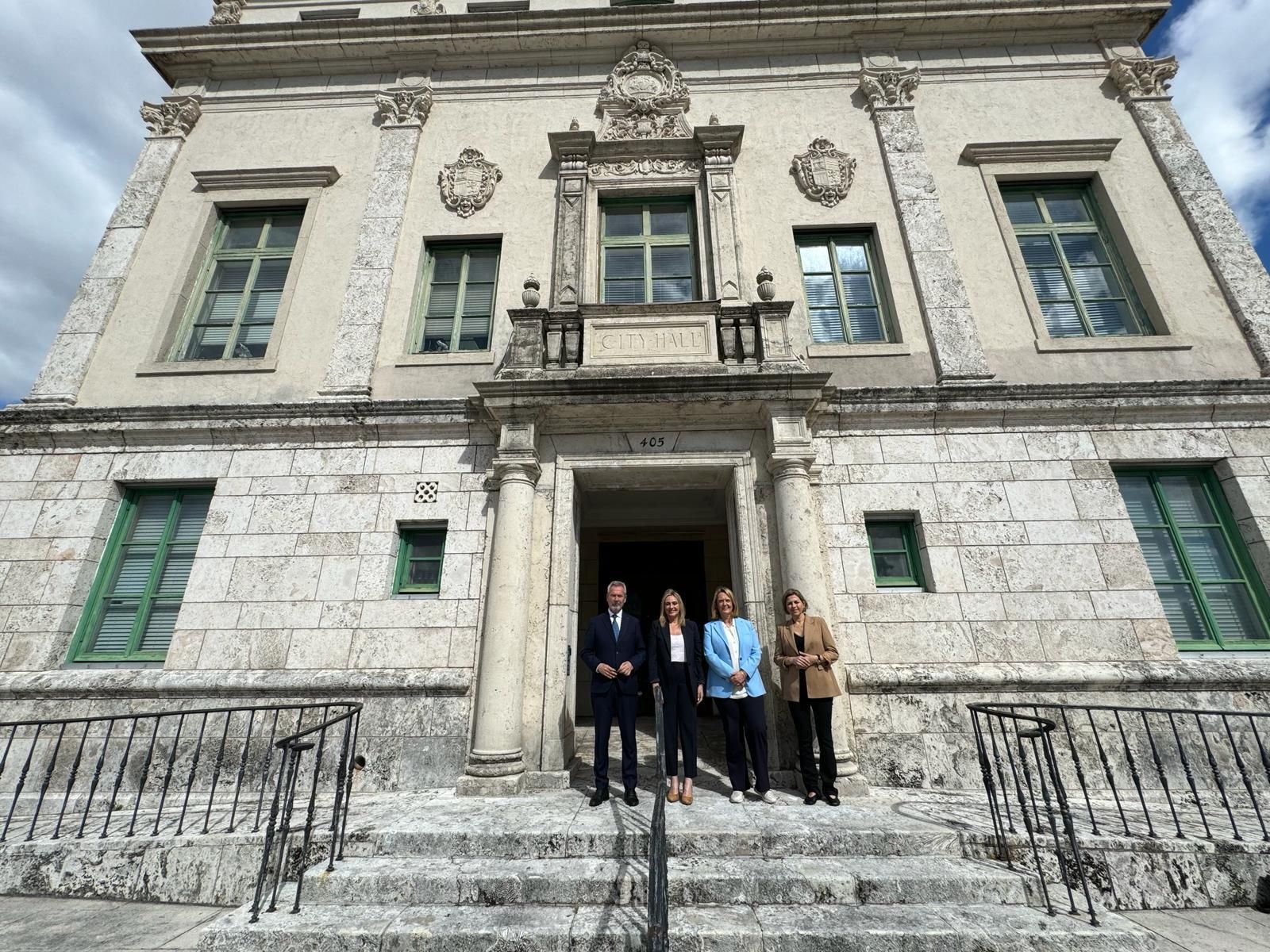 García Fuentes, Carazo, García Chamorro y Agudo, a las puertas del City Hall de Coral Gables