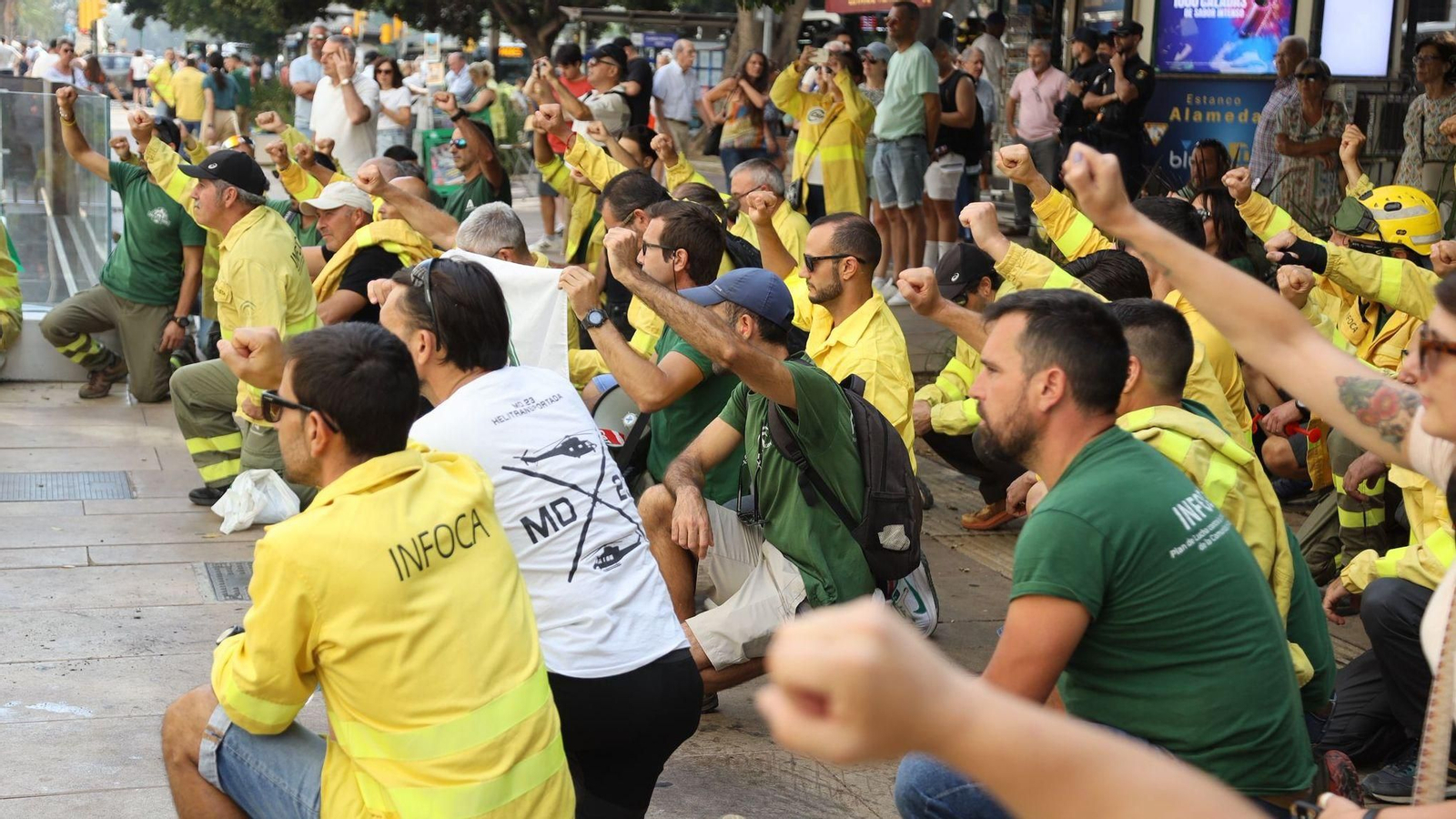 Trabajadores de Plan Infoca protestando frente a la delegación de Gobierno de la Junta