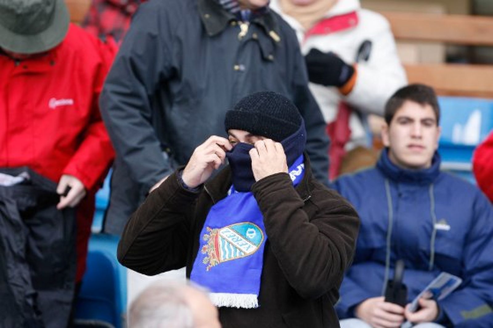 El frío hizo que muchos se cubrieran completamente, de otra forma, mantener el tipo era francamente difícil

Foto: Pascual