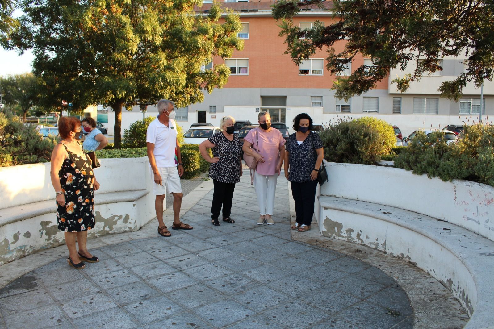 Visita recientemente realizada por las representantes del PP a la barriada.