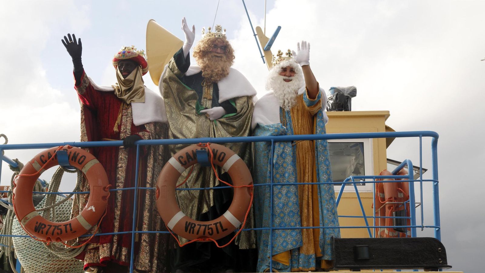 La tradicional llegada en barco de los Reyes Magos desde Portugal