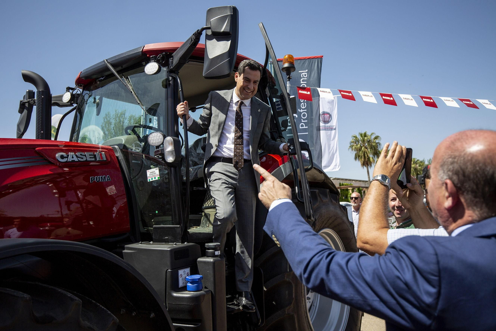Moreno este viernes durante la visita a una exposición de maquinaria agrícola antes del acto de clausura de la asamblea de Asaja Málaga. Moreno este viernes durante la visita a una exposición de maquinaria agrícola antes del acto de clausura de la asamblea de Asaja Málaga.