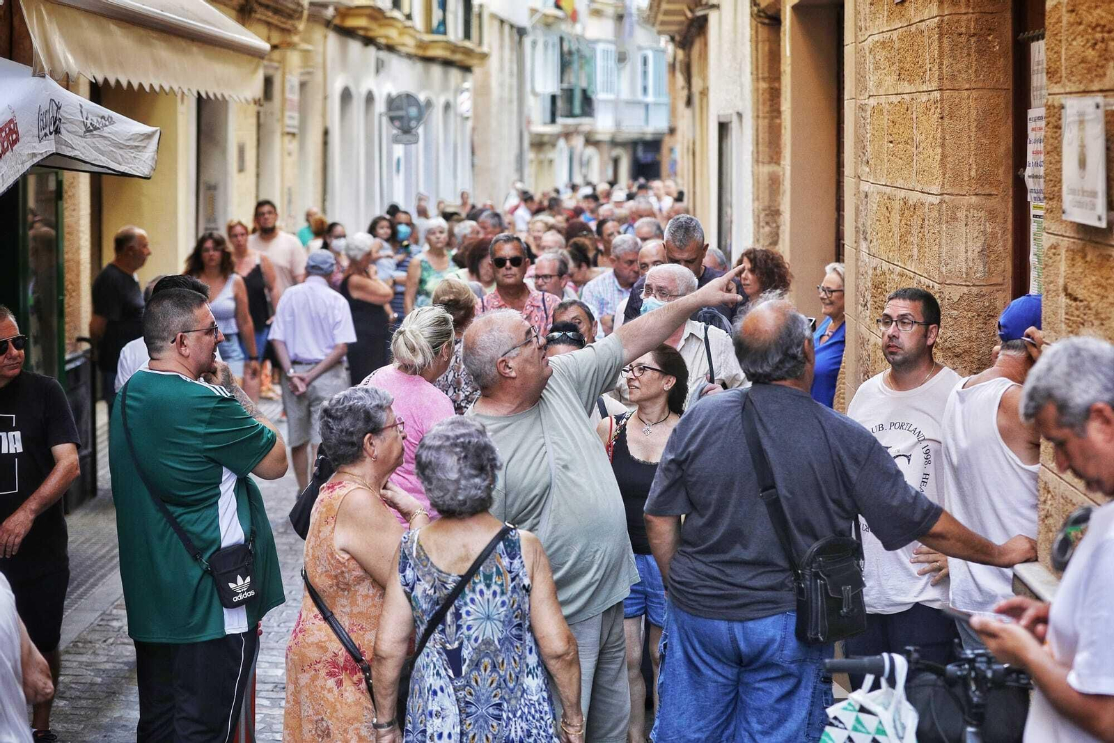 Colas en la calle Cobos para adquirir sillas para la magna del 17 de septiembre.