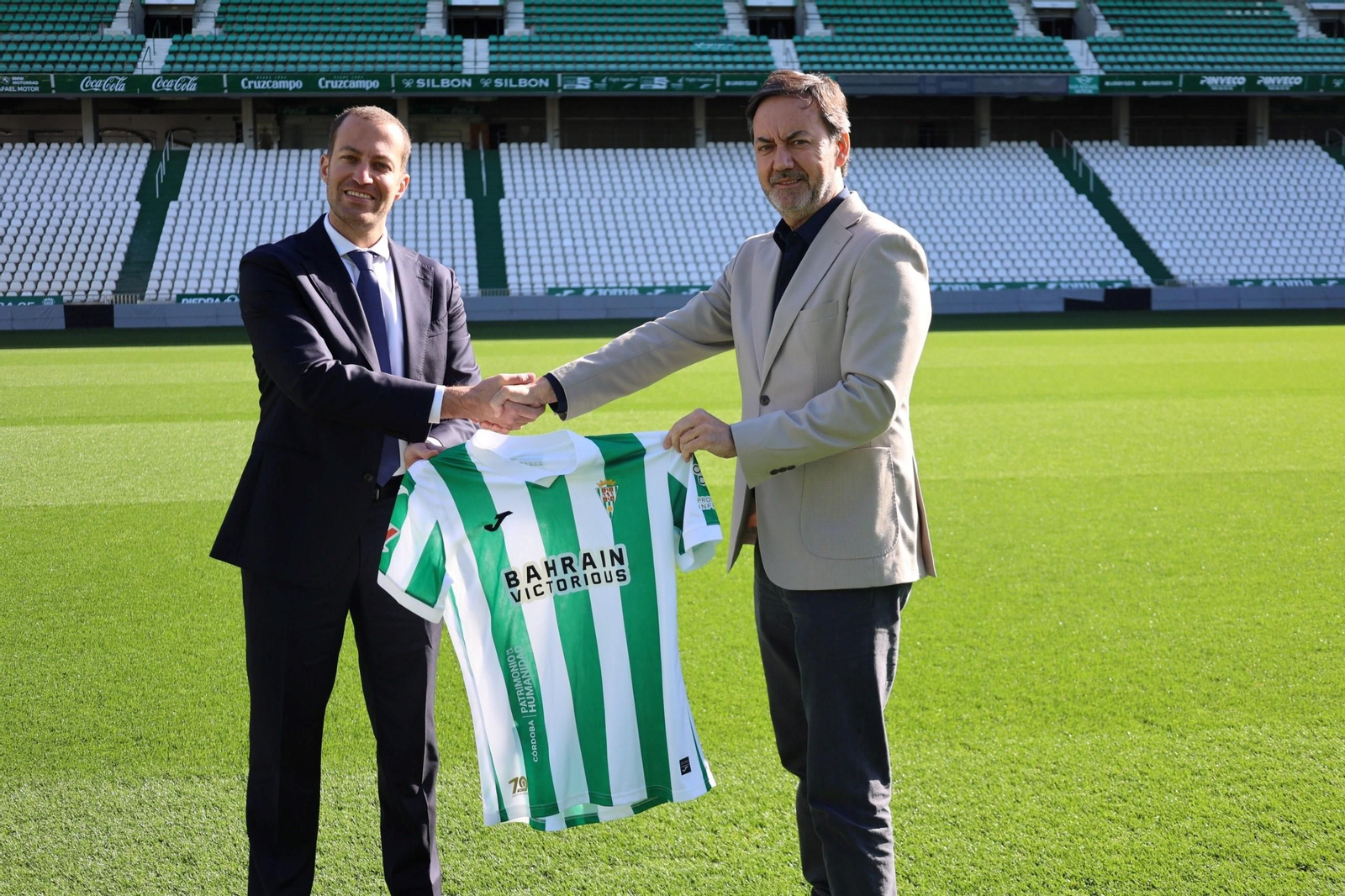 Antonio Fernández Monterrubio posa con Faisal bin Jamil, consejero del Córdoba CF por Infinity.
