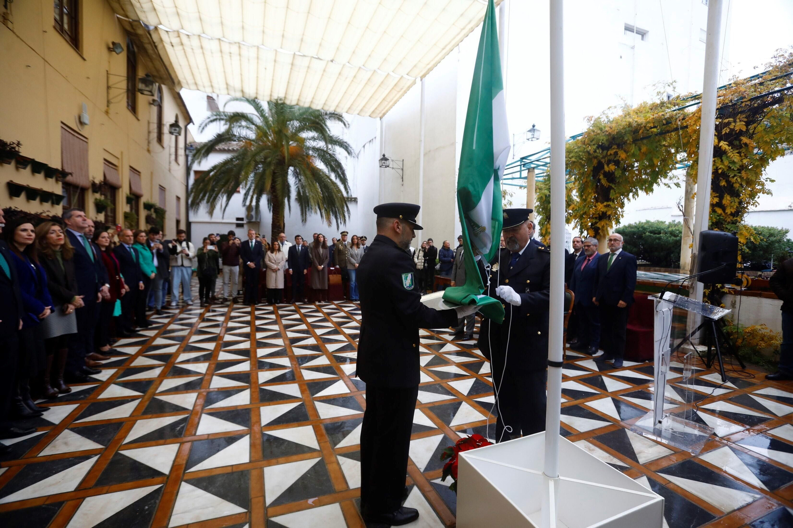 El izado de la bandera de Andalucía en Córdoba por 4l 4-D, en imágenes