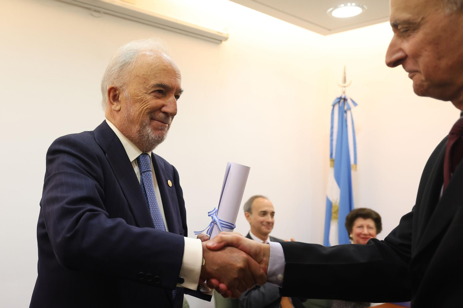 Antonio Muñoz Machado (i), en la Academia de Letras Argentina (AAL)