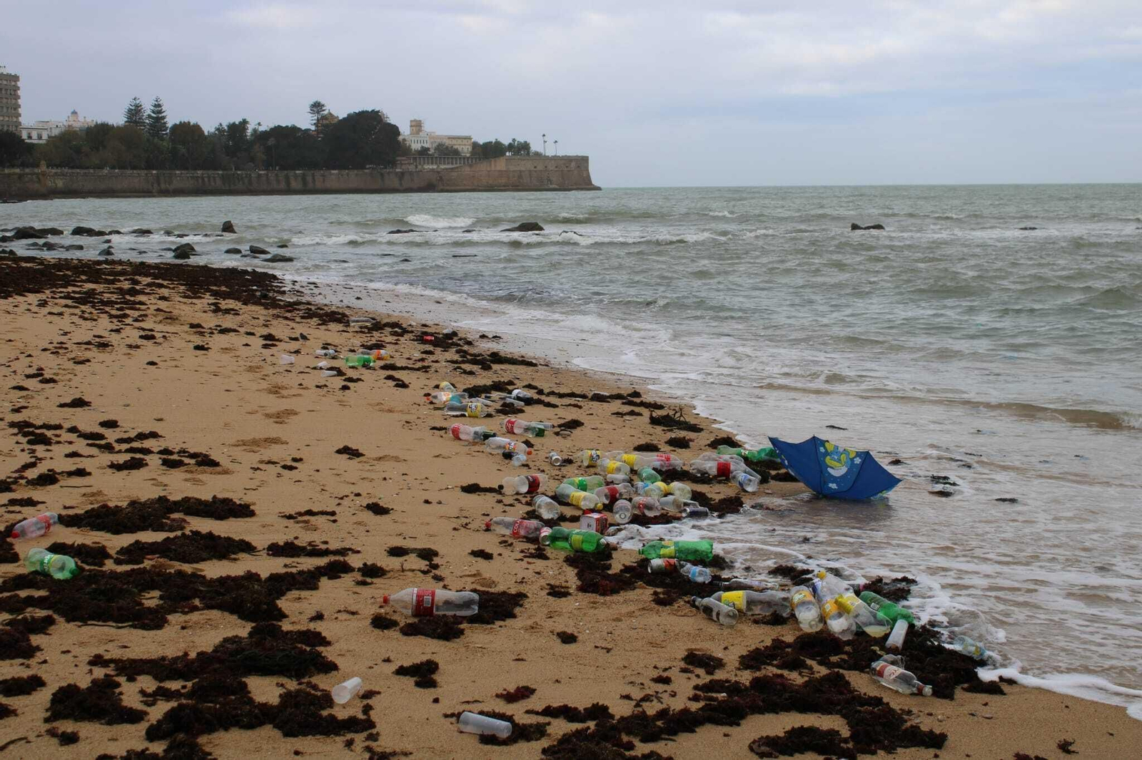 Aspecto de suciedad que presentaba  este fin de semana de puente la playita de San Carlos.