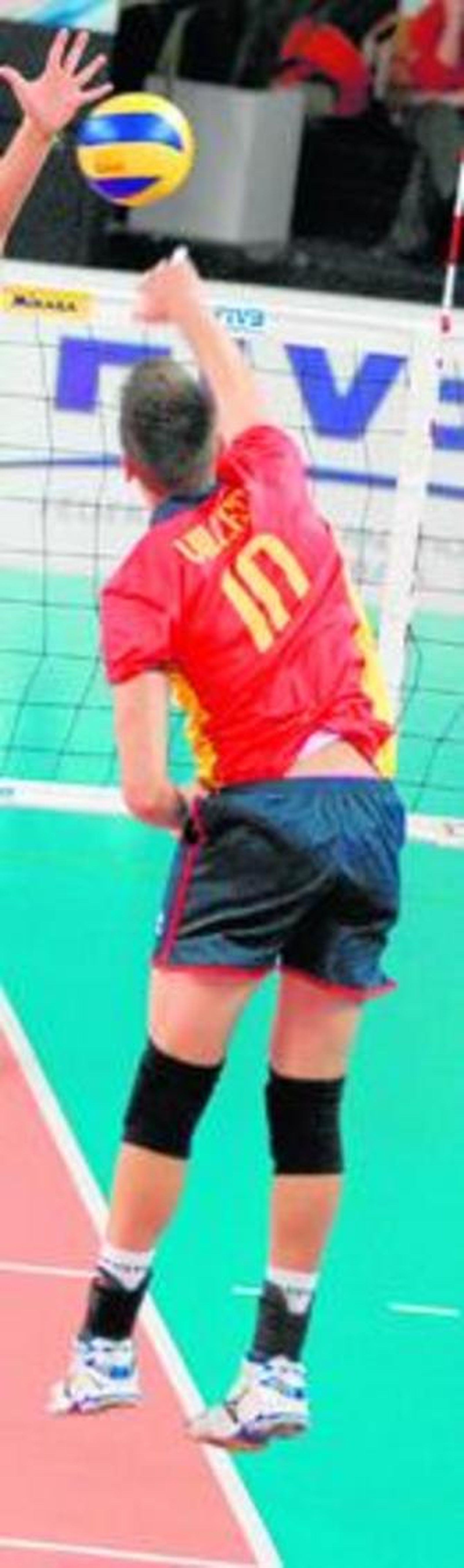 Andrés Villena remata la pelota en un partido del Mundial.