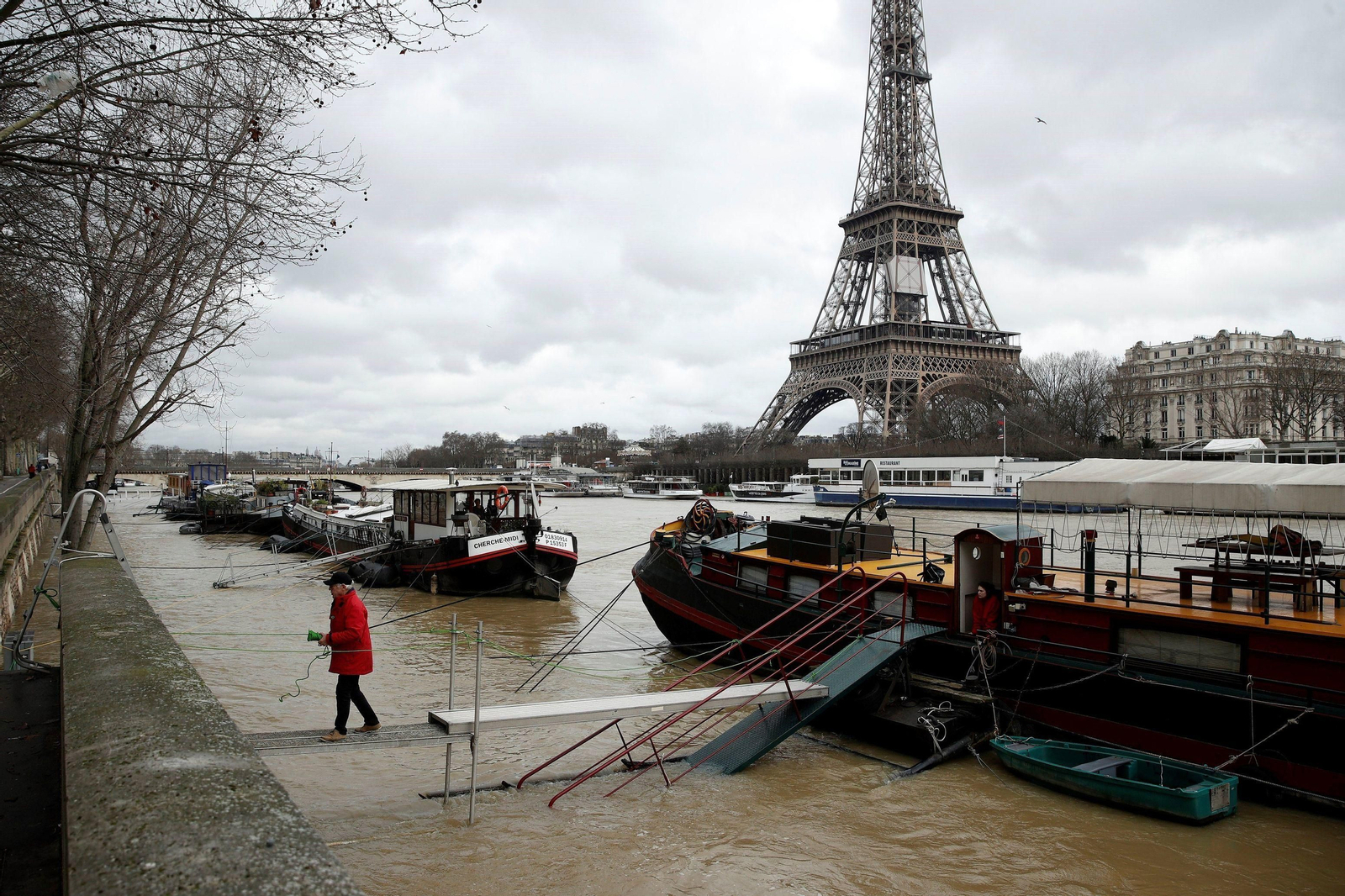El río Sena se desborda dejando imágenes de París inundada