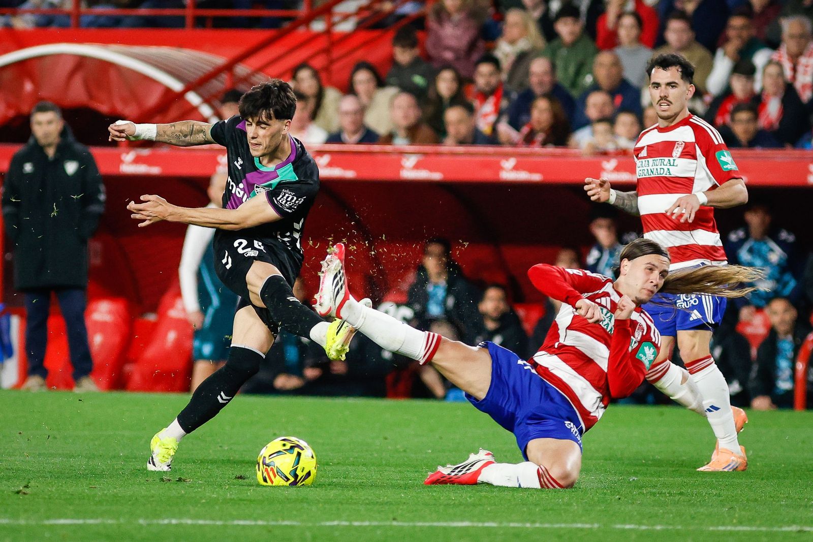 Izan trata de interponerse a un disparo de Lobete en el partido ante el Málaga.