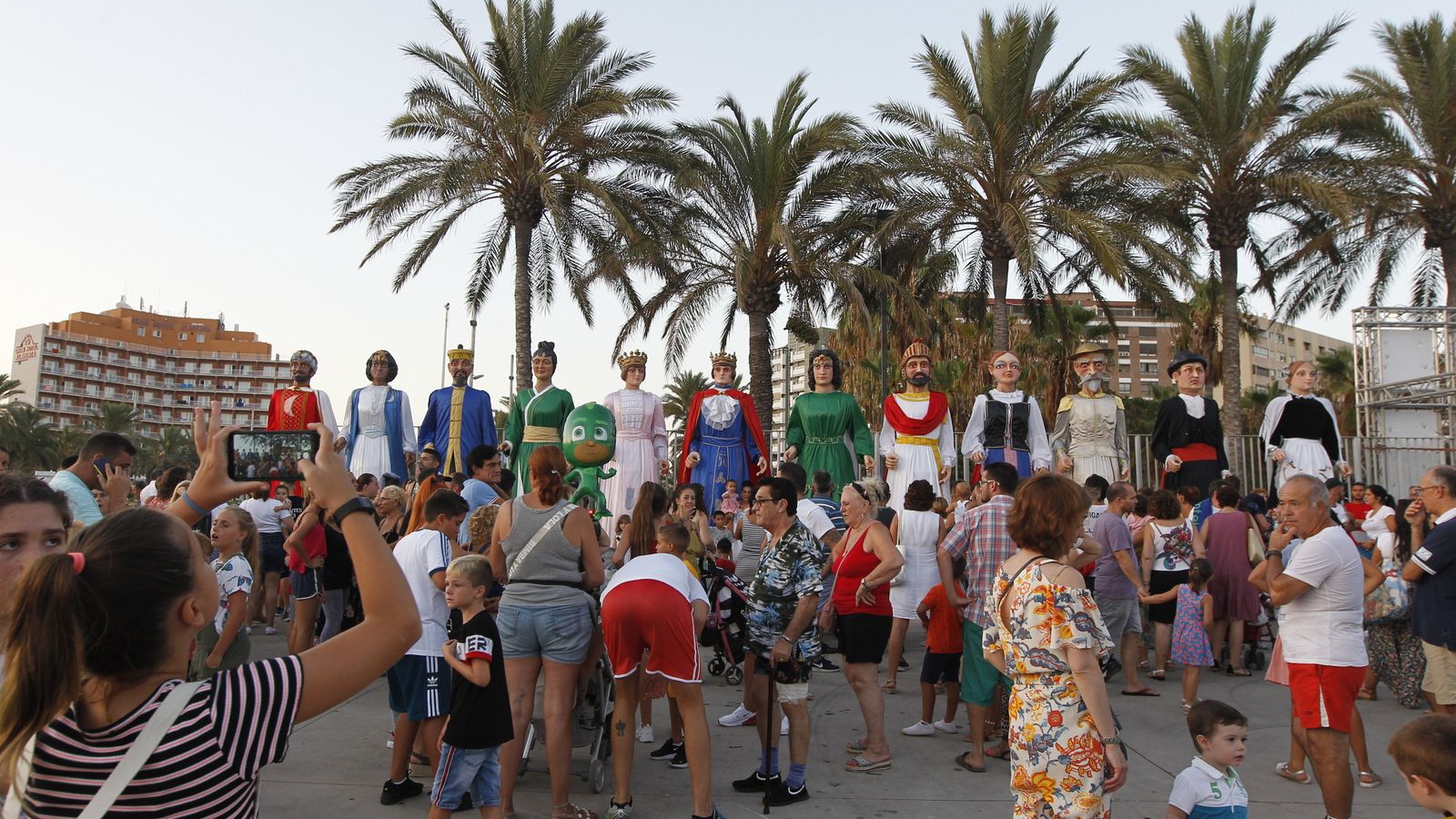 Los doce reyes concluyeron su desfile en la Playa dede Las Almadrabillas
