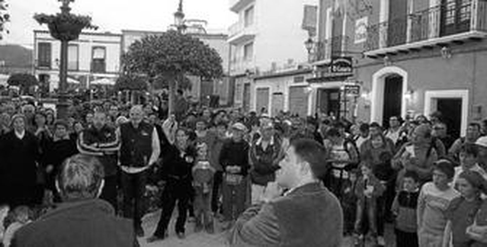 El alcalde de Canjáyar, Francisco Alonso, recibió a los peregrinos a su llegada al municipio.