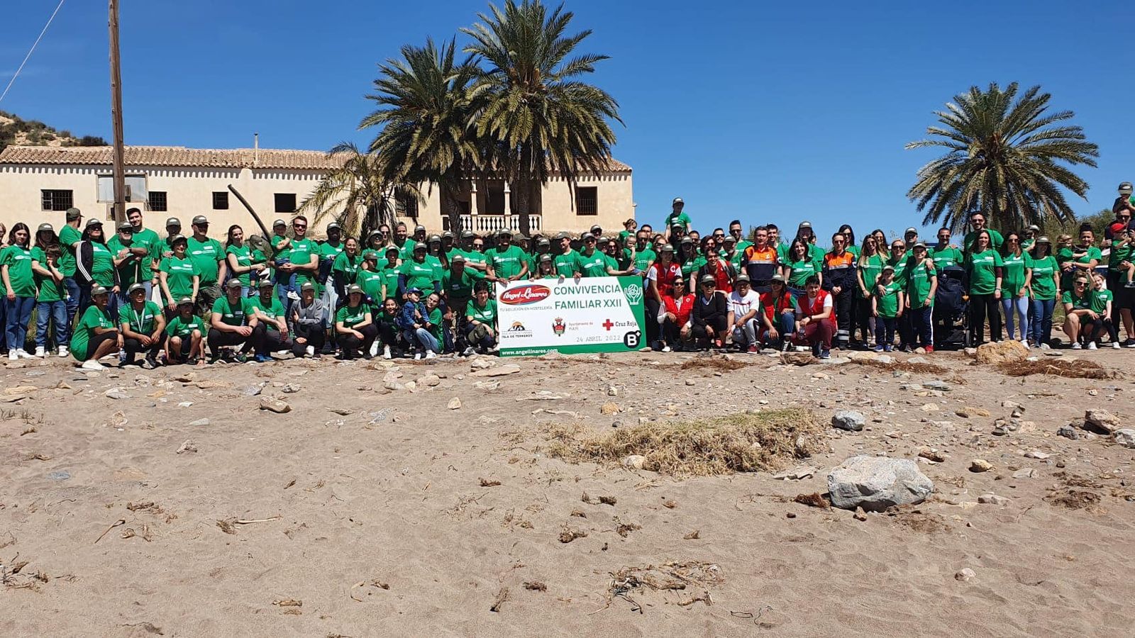 Foto de familia de todos los participantes.